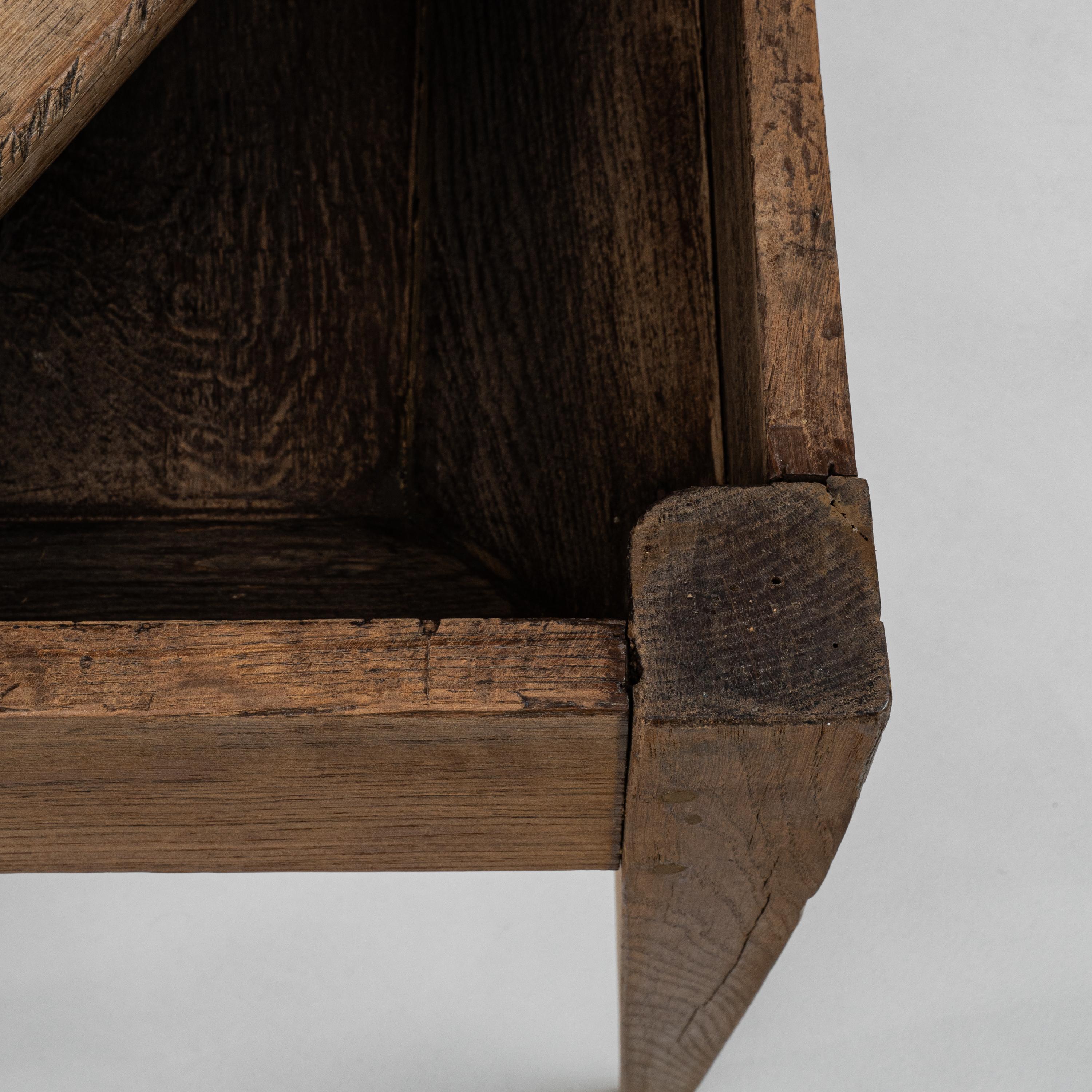 Table d'appoint en bois français du 19ème siècle en vente 8