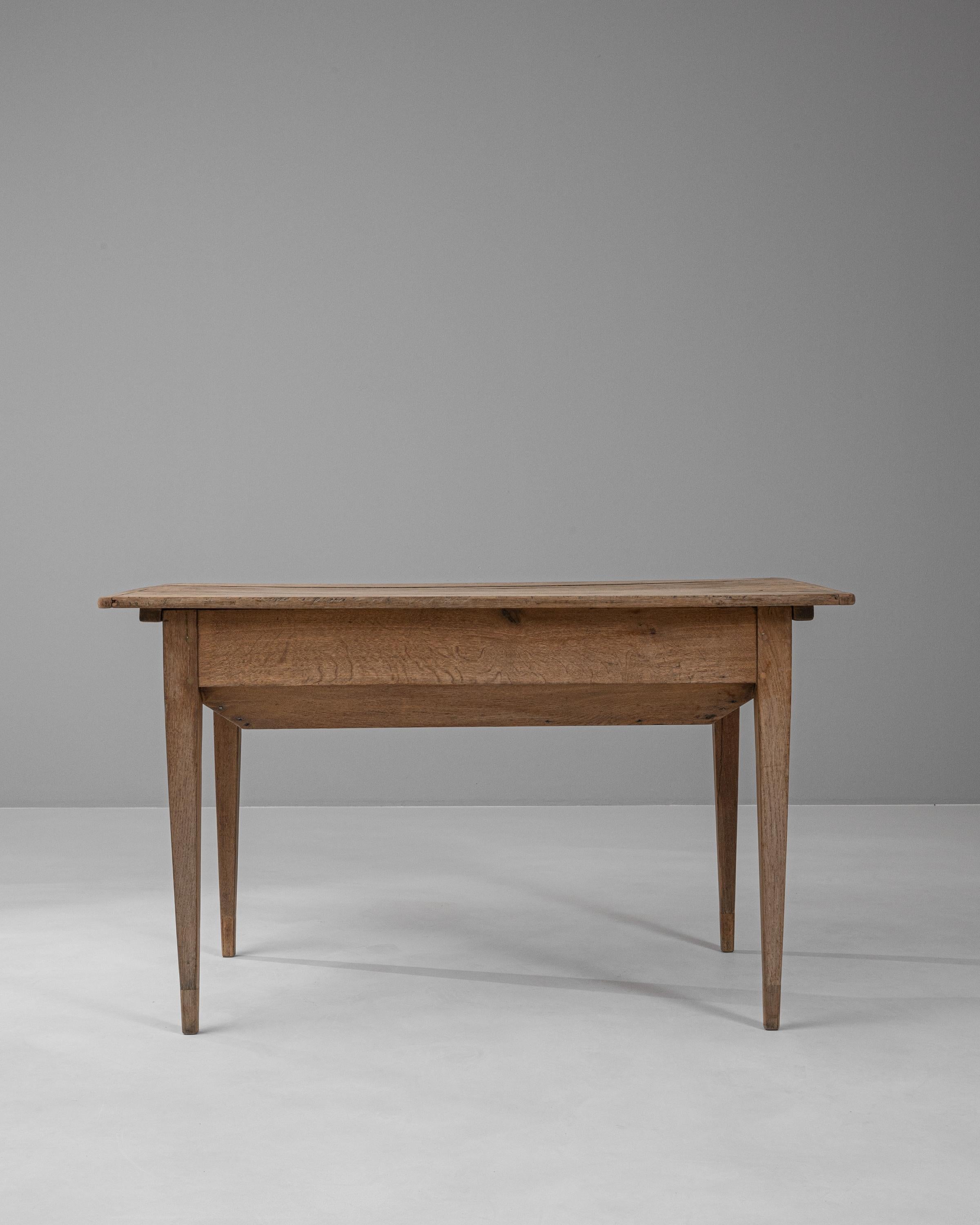 Cette table d'appoint en bois français du XIXe siècle offre un délicieux mélange de design fonctionnel et de beauté intemporelle. Fabriquée en bois riche et durable, la table présente une surface plane et lisse avec un couvercle qui se soulève pour
