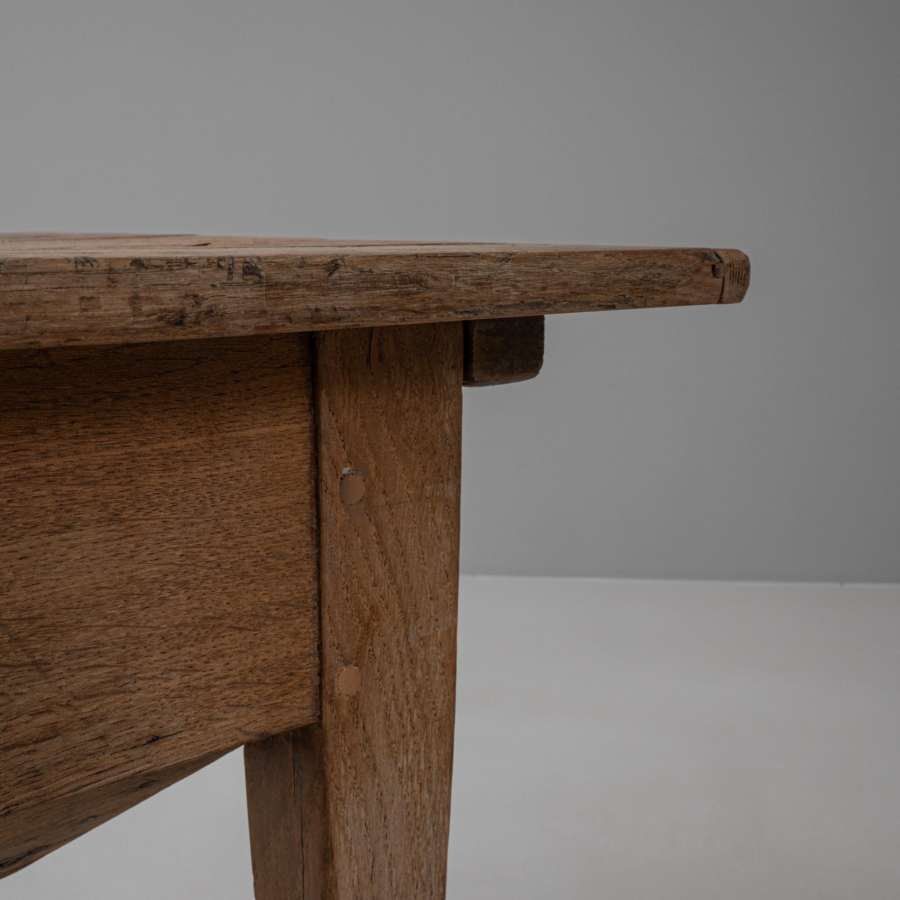 Table d'appoint en bois français du 19ème siècle en vente 3
