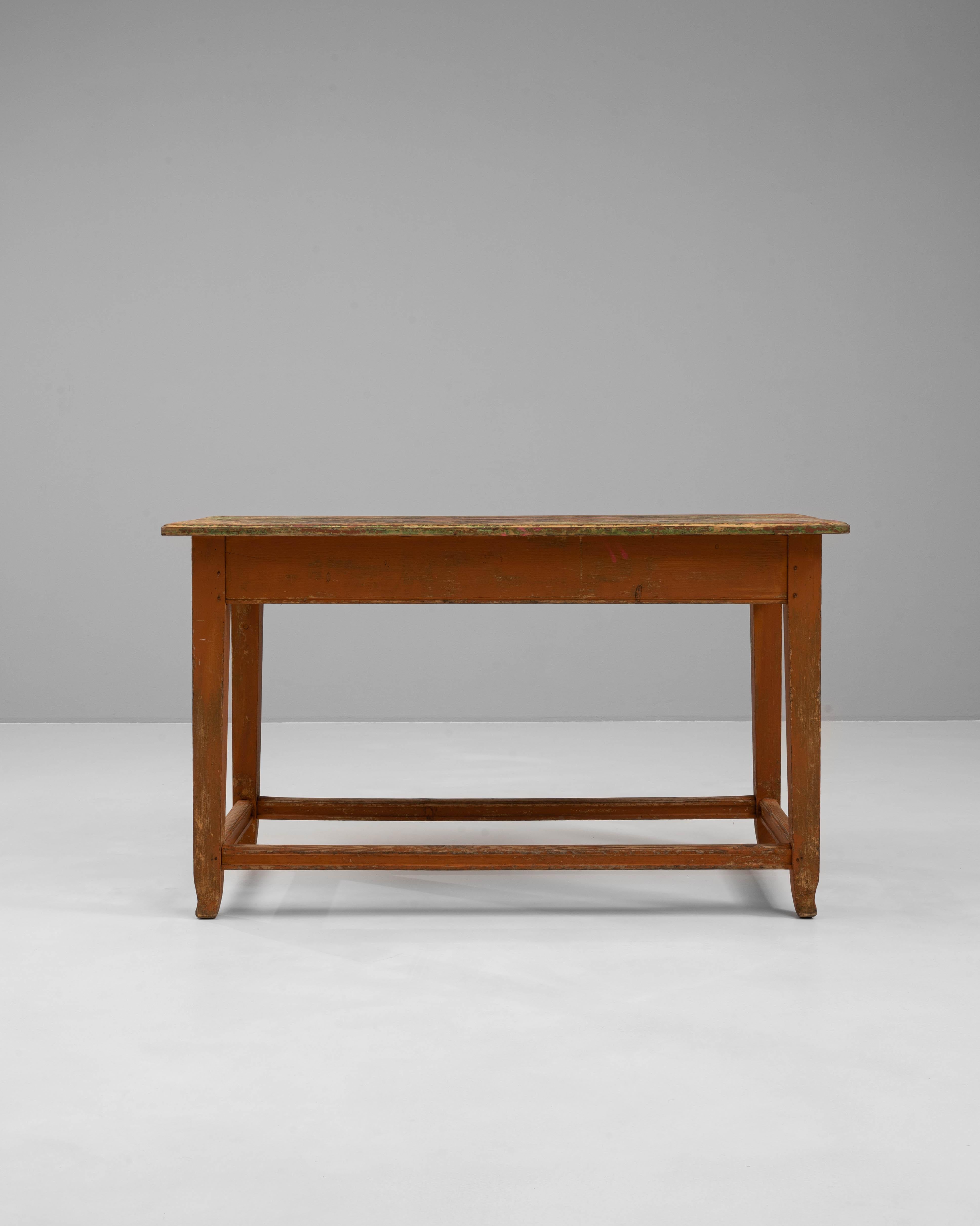 Esta mesa de madera francesa del siglo XIX encarna el encanto rústico con sus tonos desgastados y terrosos y su acabado patinado. La sólida construcción de la mesa y sus robustas patas sugieren un diseño duradero, perfecto para añadir un toque
