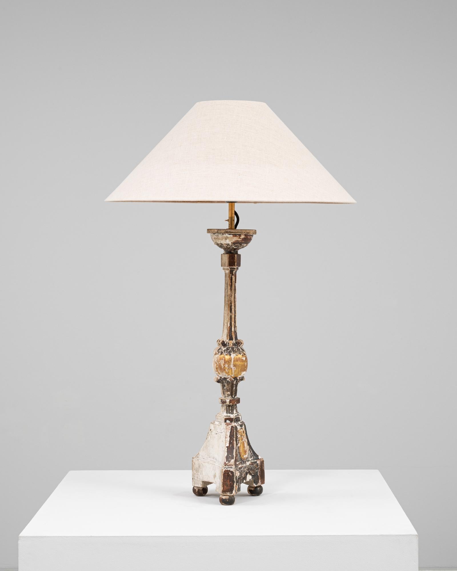 Questa lampada da tavolo in legno francese del XIX secolo emana un'eleganza fuori dal tempo grazie alla sua superficie riccamente patinata e alla sua silhouette classica. Originariamente un frammento di legno intagliato, probabilmente proveniente da