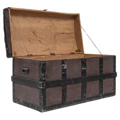 Malle en bois française du 19ème siècle, coffre de rangement ancien dans des tons sombres