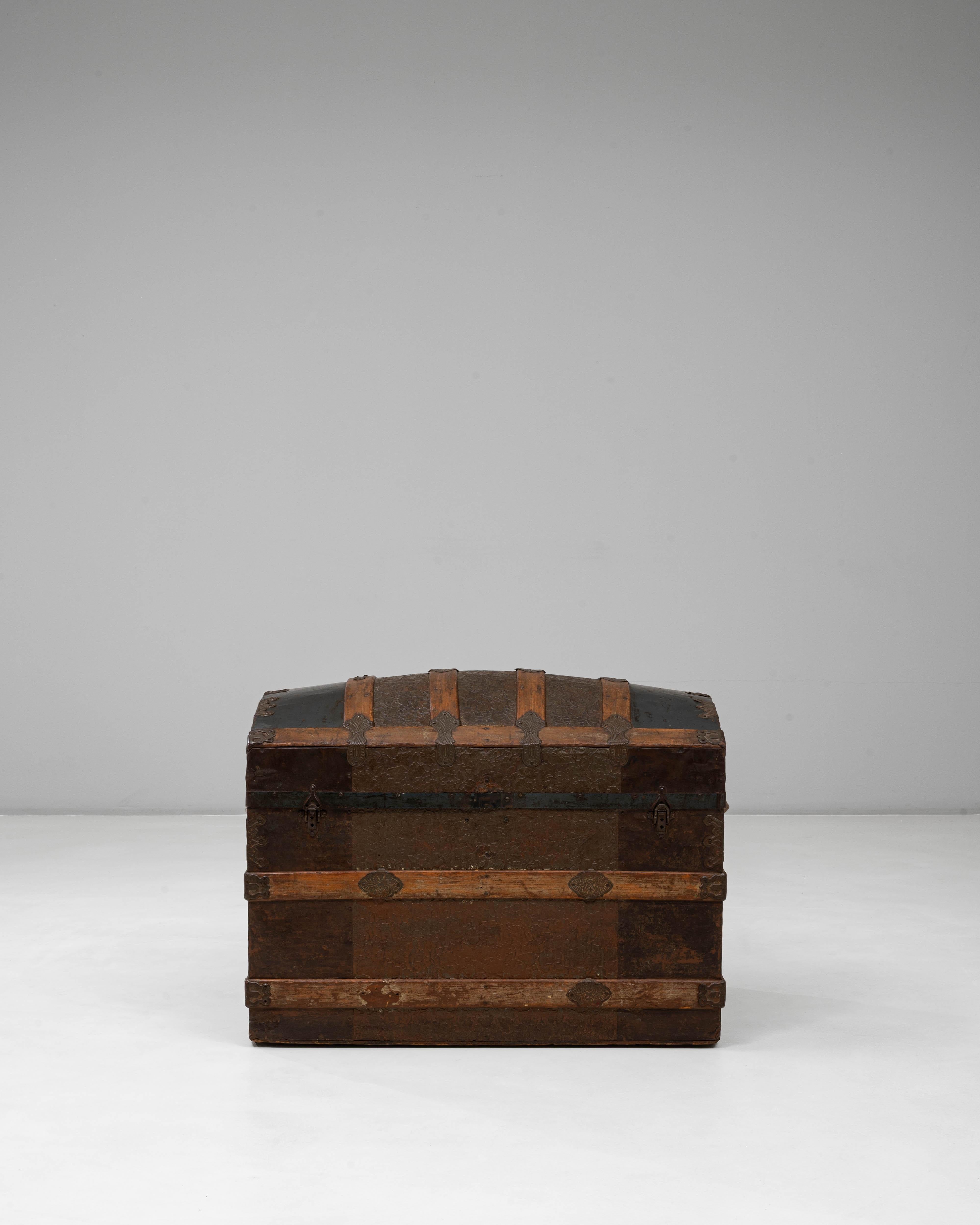 Este baúl de madera francés del siglo XIX es un ejemplo clásico de almacenaje utilitario de viaje de la época, que combina una construcción robusta con un carácter desgastado por el tiempo. Su tapa abovedada, reforzada con listones de madera y