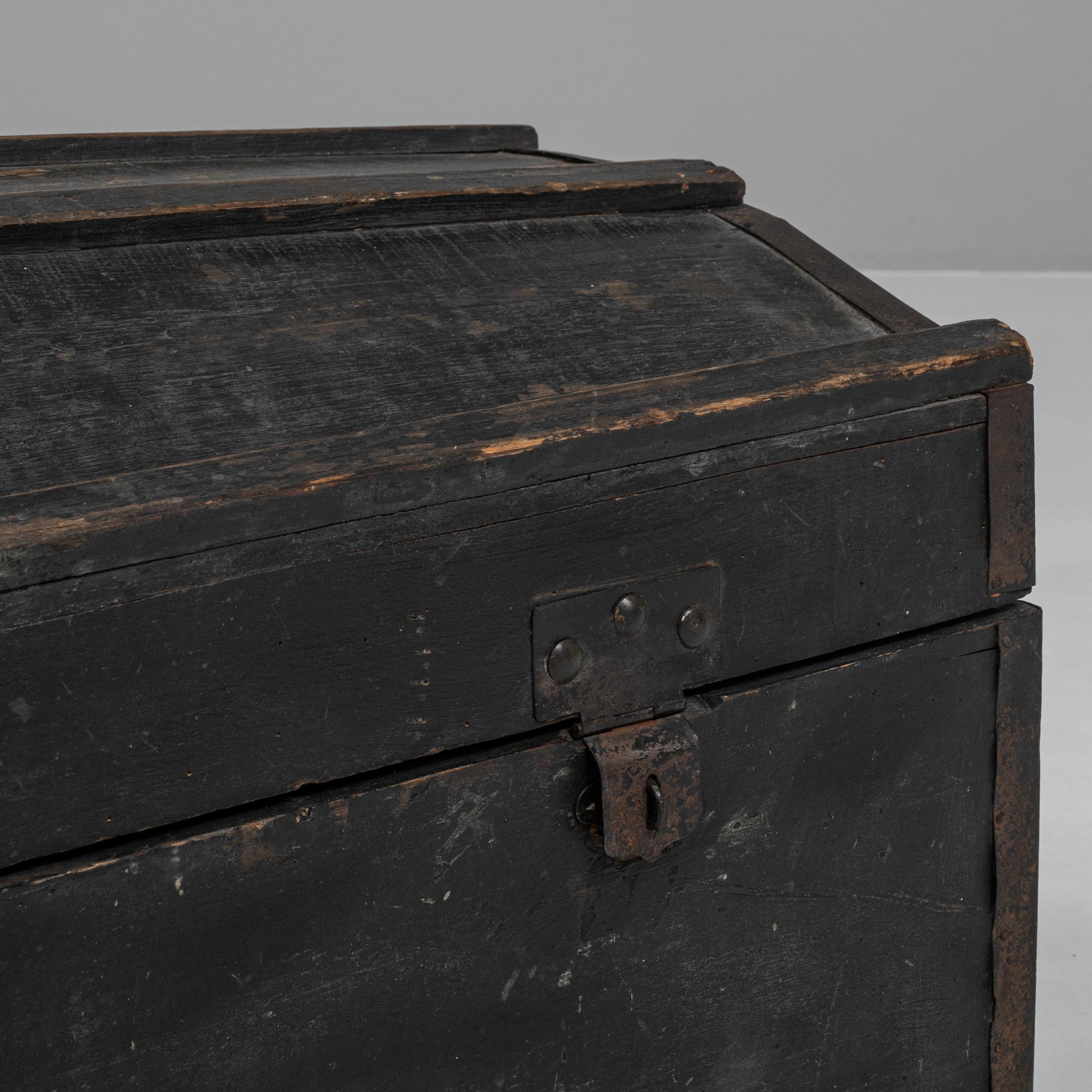 19th Century French Wooden Trunk 4