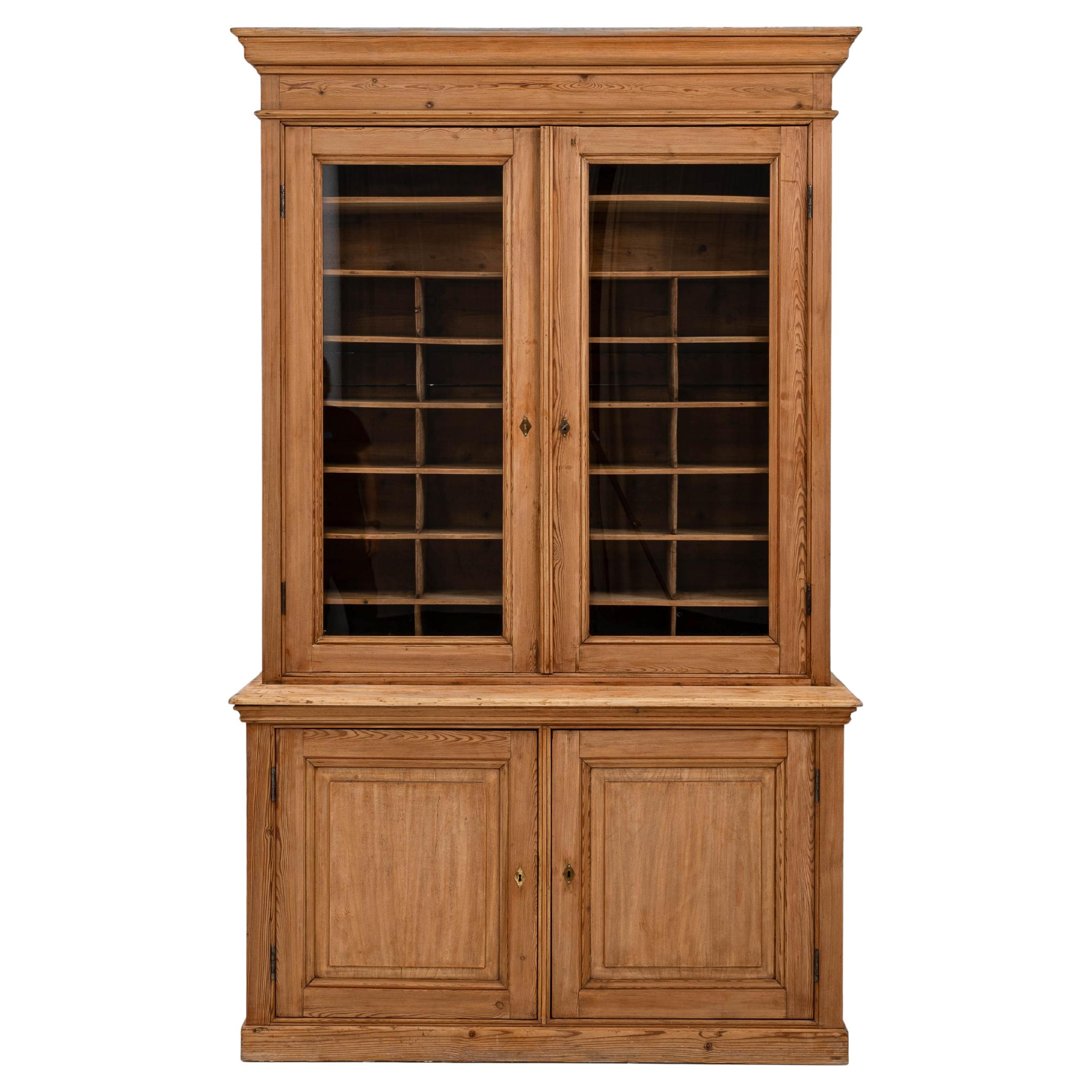 Vetrina in legno francese del XIX secolo