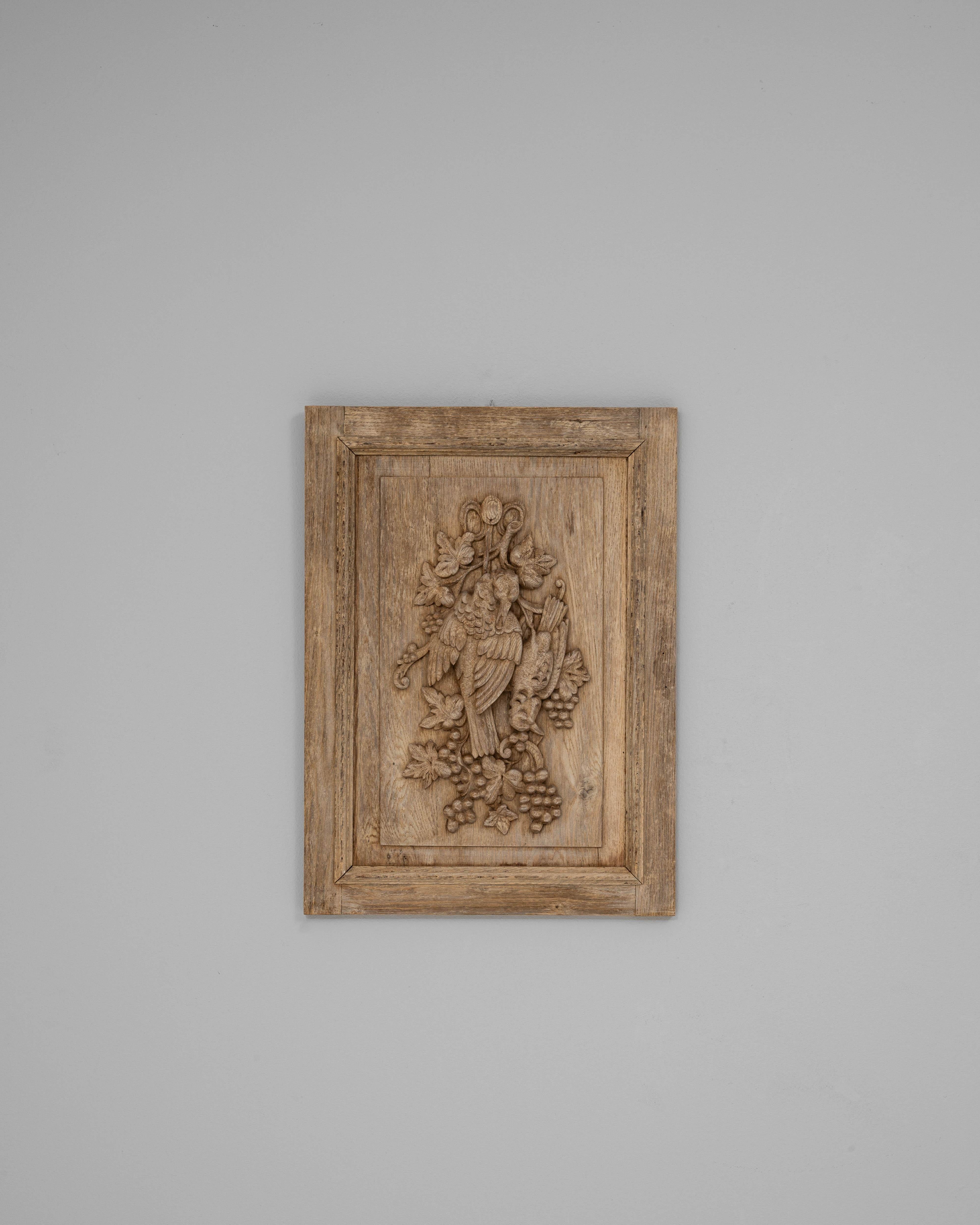 Cette décoration murale française en bois du XIXe siècle présente une sculpture raffinée et une élégance naturelle caractéristiques des panneaux décoratifs de l'époque. Fabriquée en bois massif patiné par les intempéries, cette pièce présente un