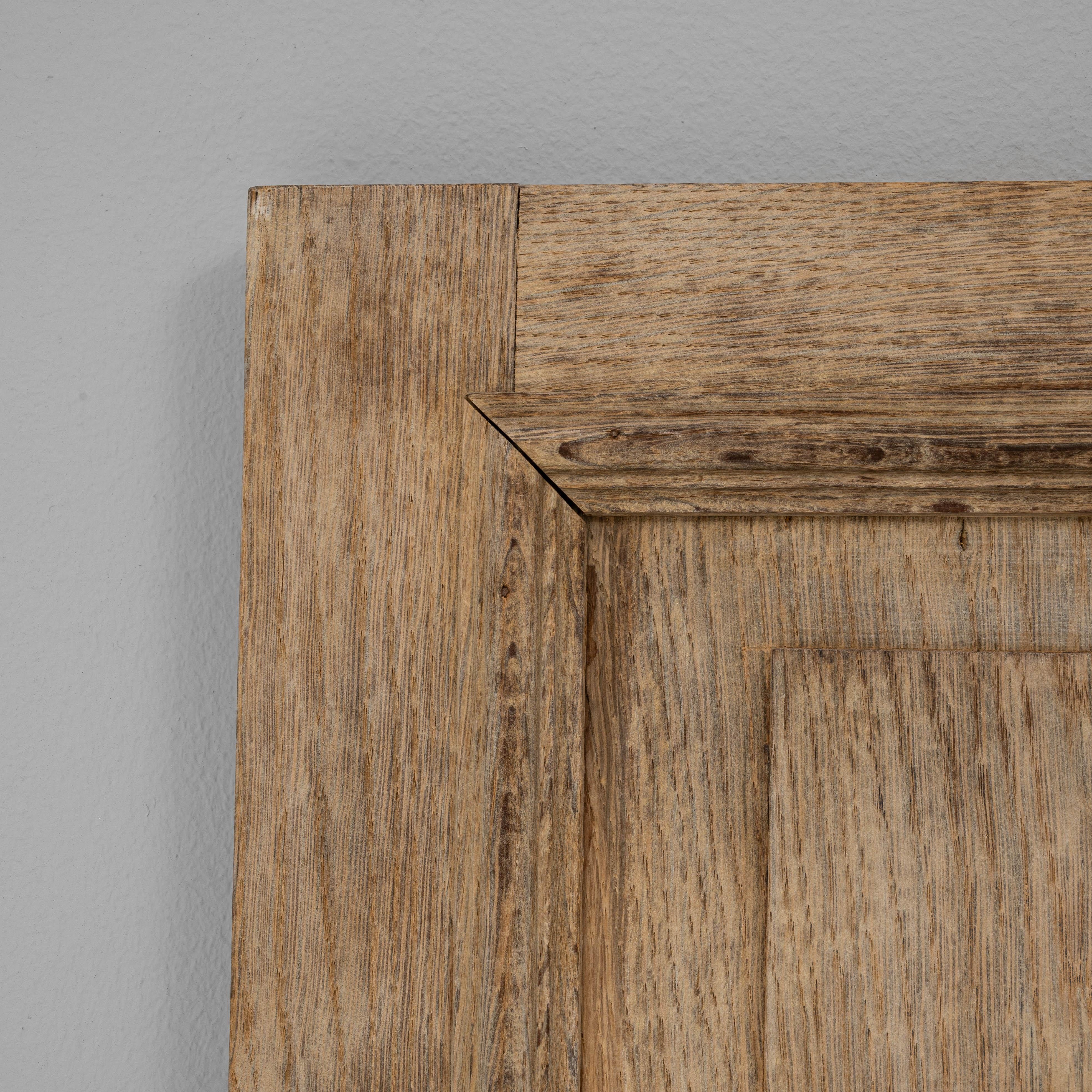 Questa decorazione da parete in legno francese del XIX secolo presenta un motivo centrale splendidamente intagliato, incorniciato da un bordo semplice e rustico che mette in risalto il carattere naturale del legno. L'intaglio in rilievo raffigura