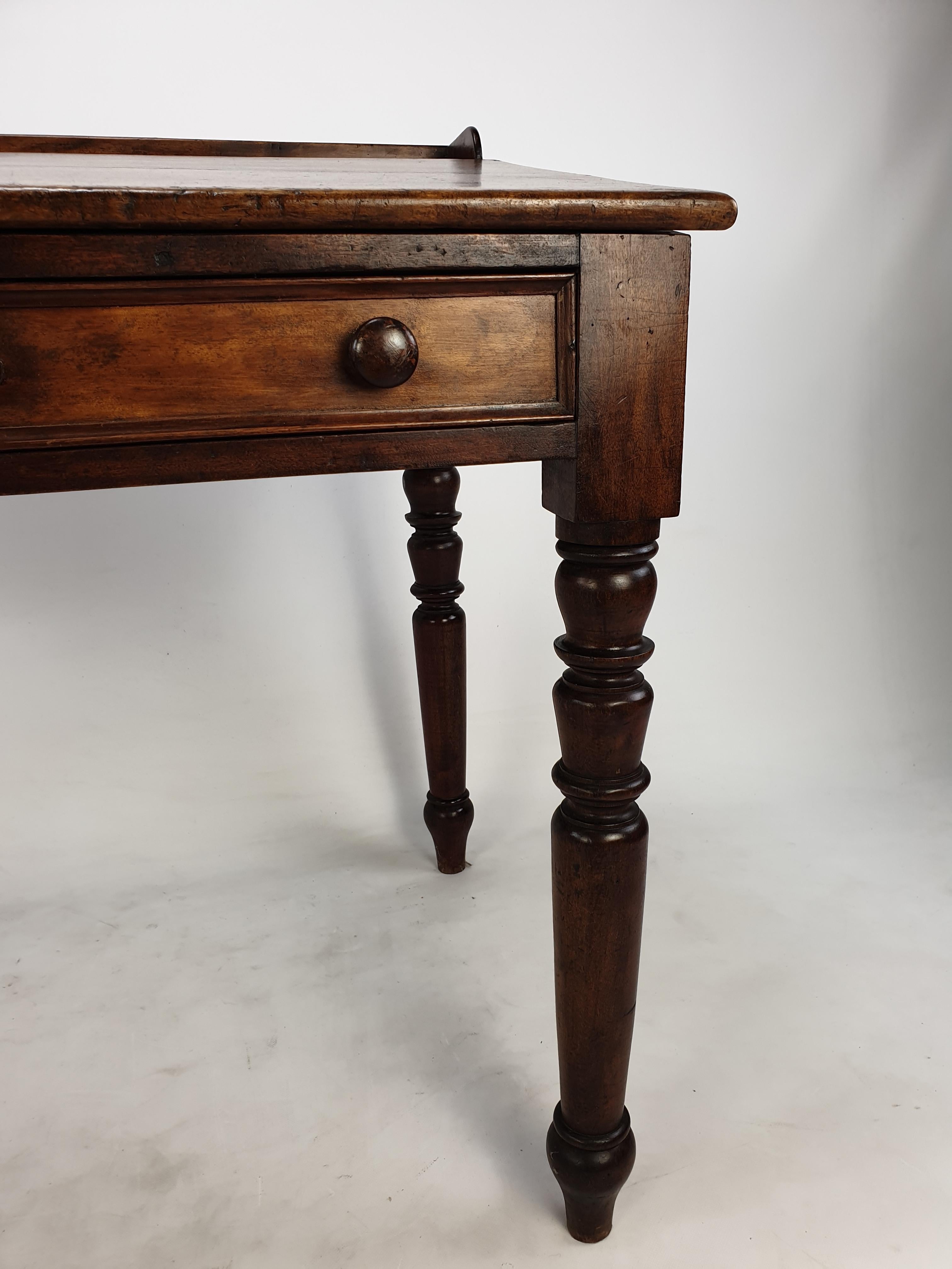 Scrivania francese in legno del XIX secolo in vendita 7