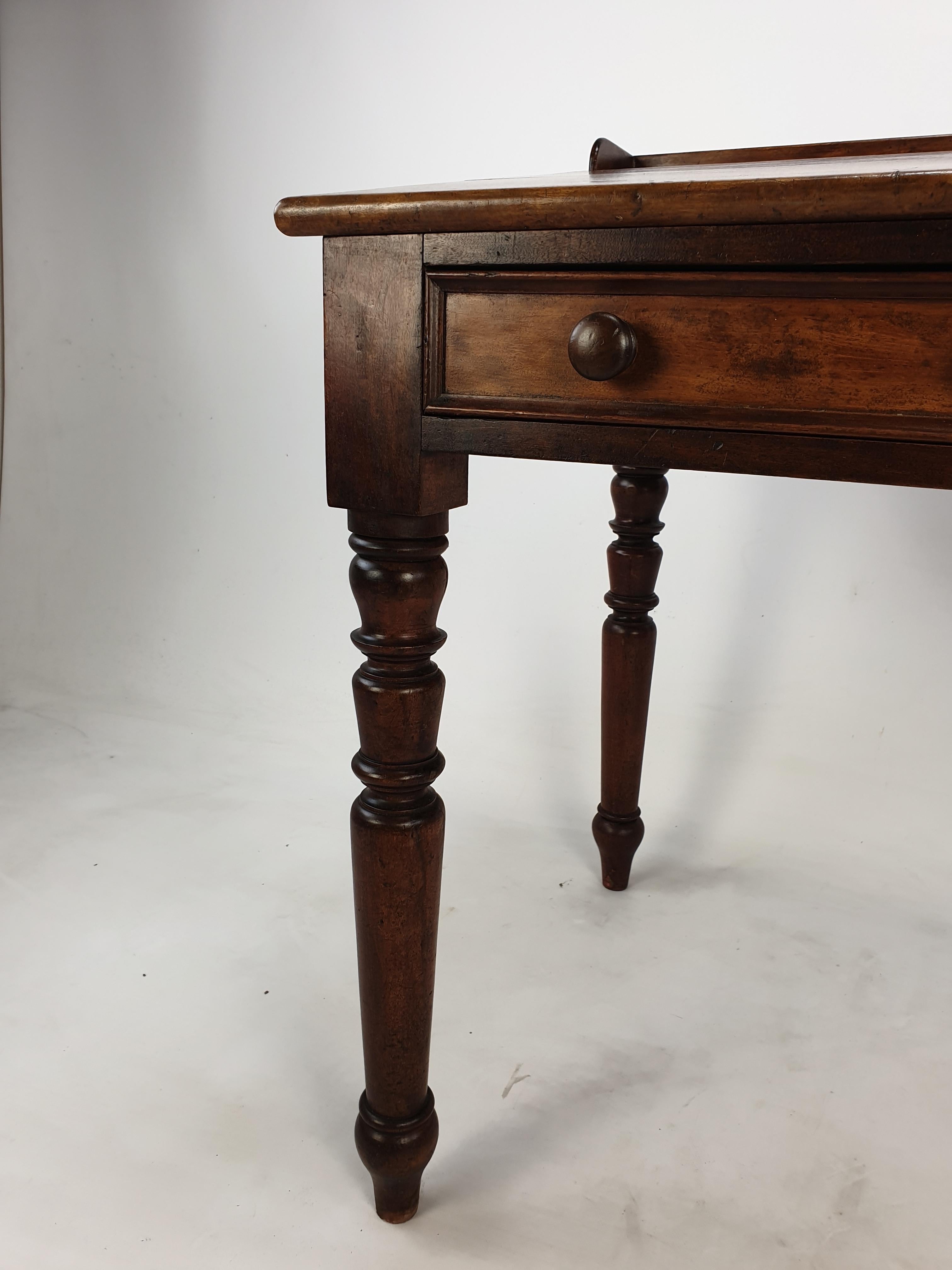 Scrivania francese in legno del XIX secolo in vendita 8