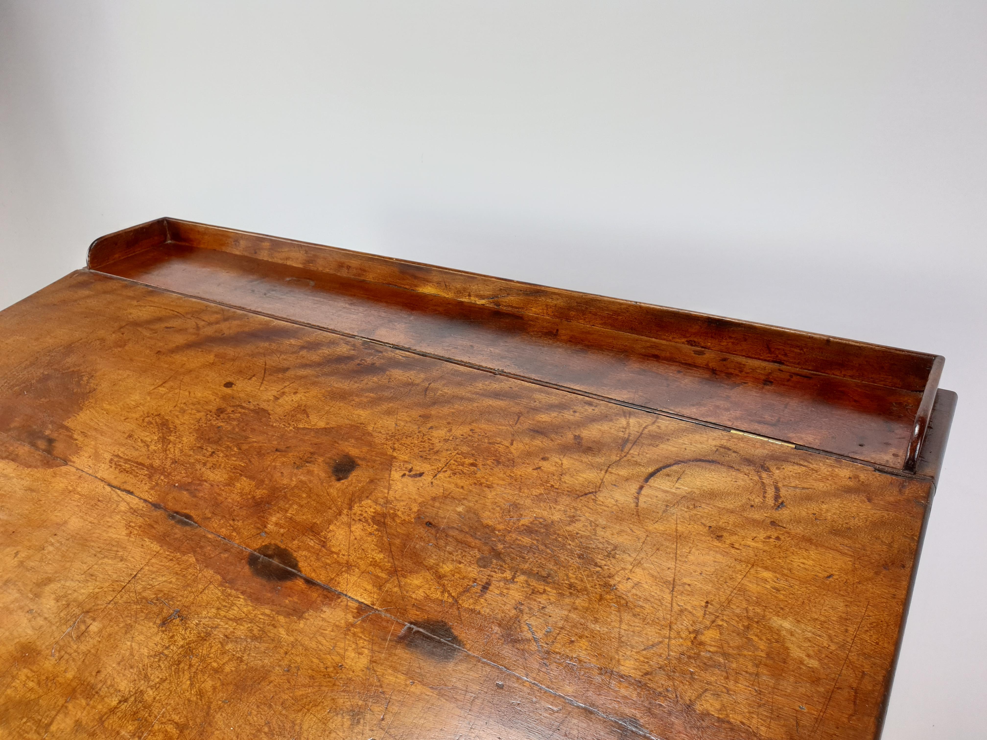 Scrivania francese in legno del XIX secolo in vendita 11