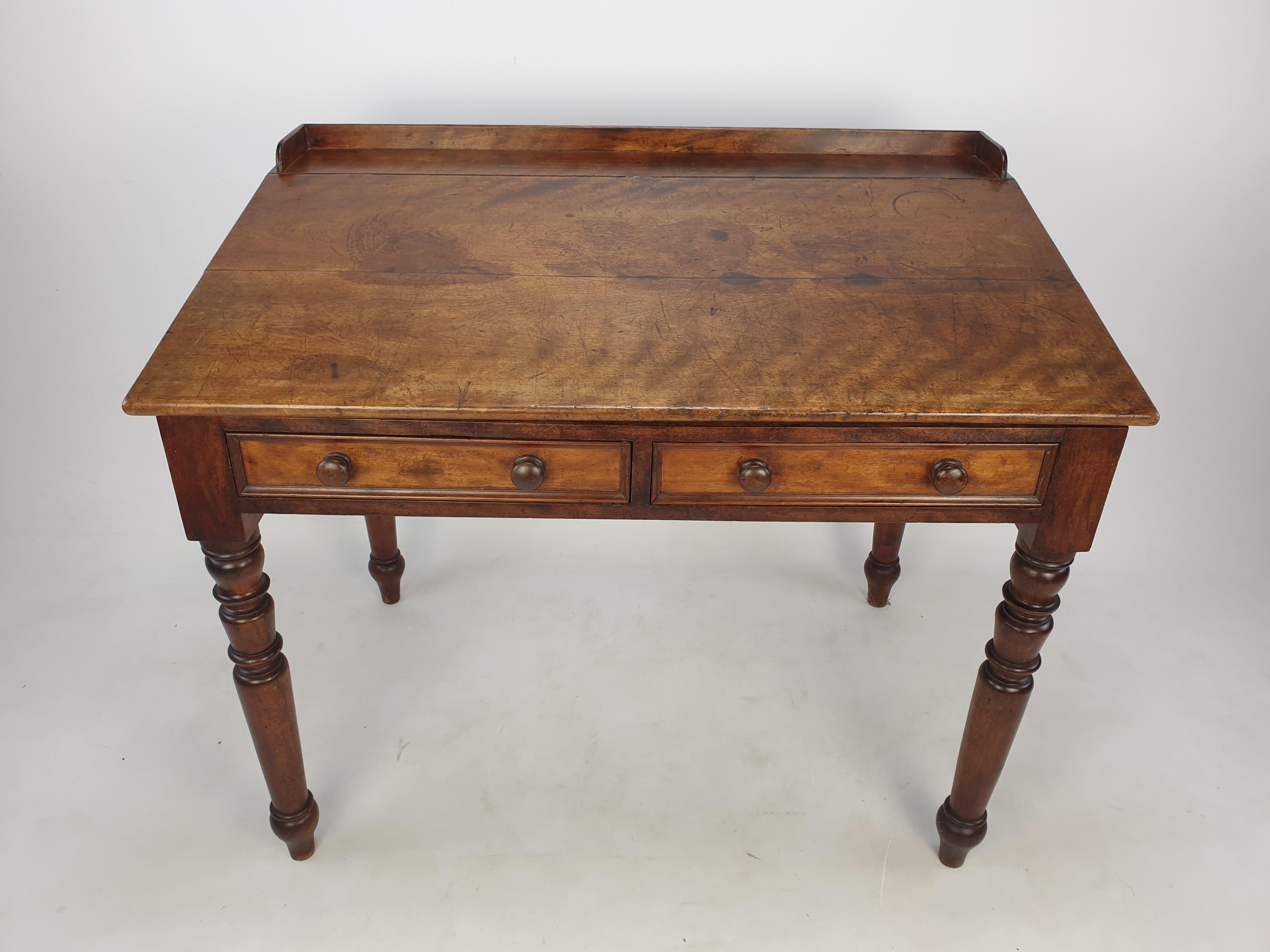 Francese Scrivania francese in legno del XIX secolo in vendita