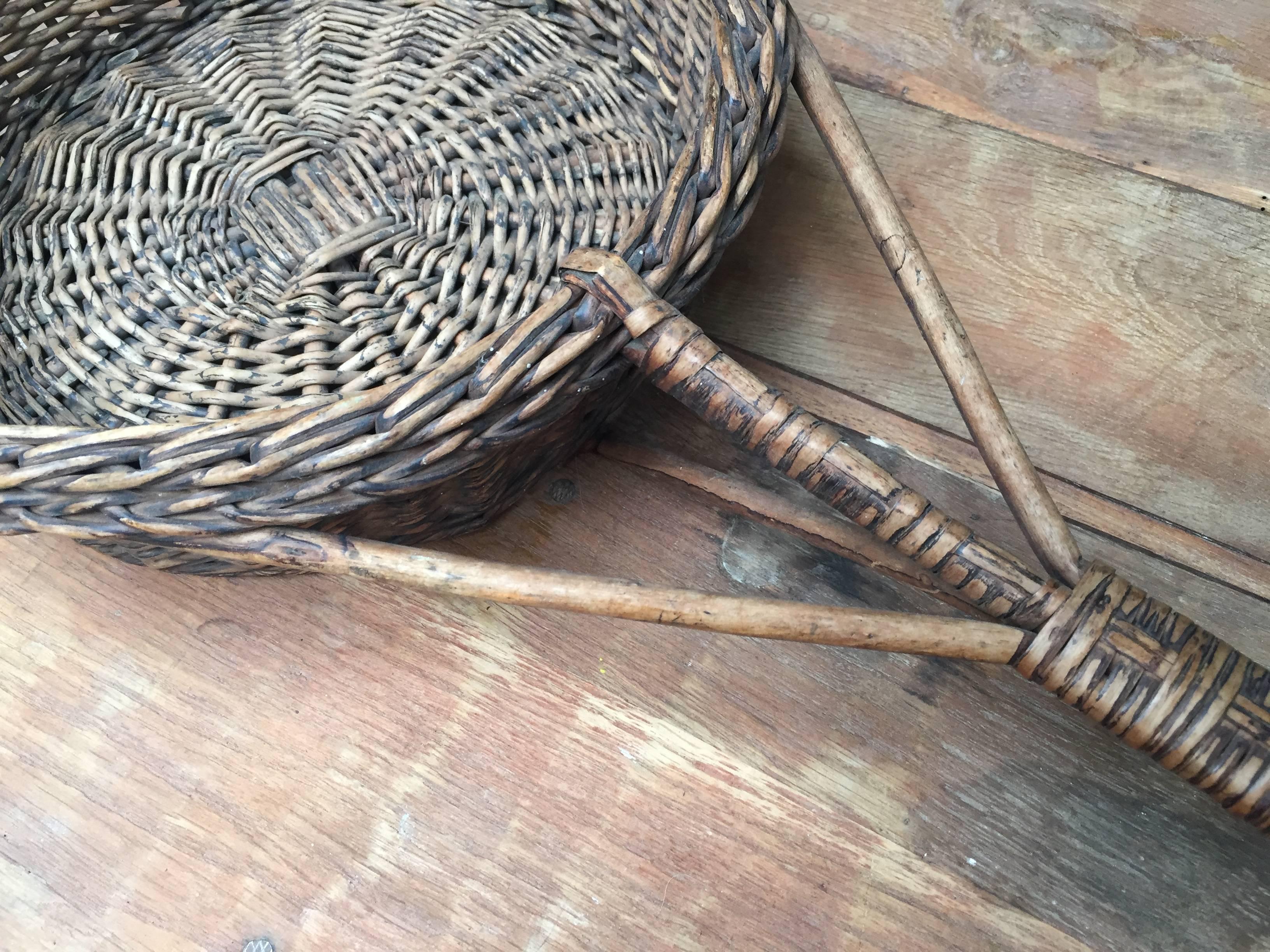 19th Century French Woven Wicker Offering Basket In Good Condition In Antwerp, BE