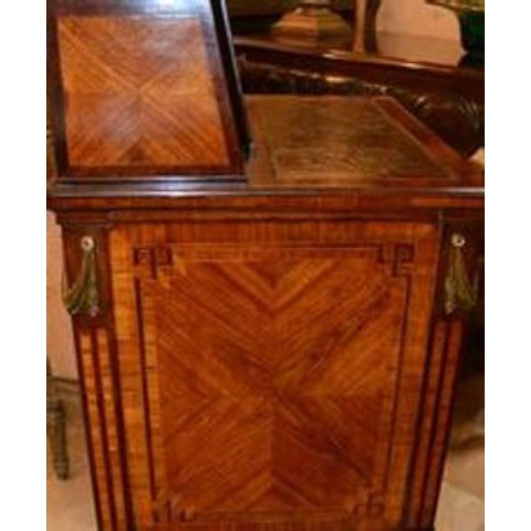 Mesa de escritorio francesa del siglo XIX con guirnaldas de bronce Luis XV en venta