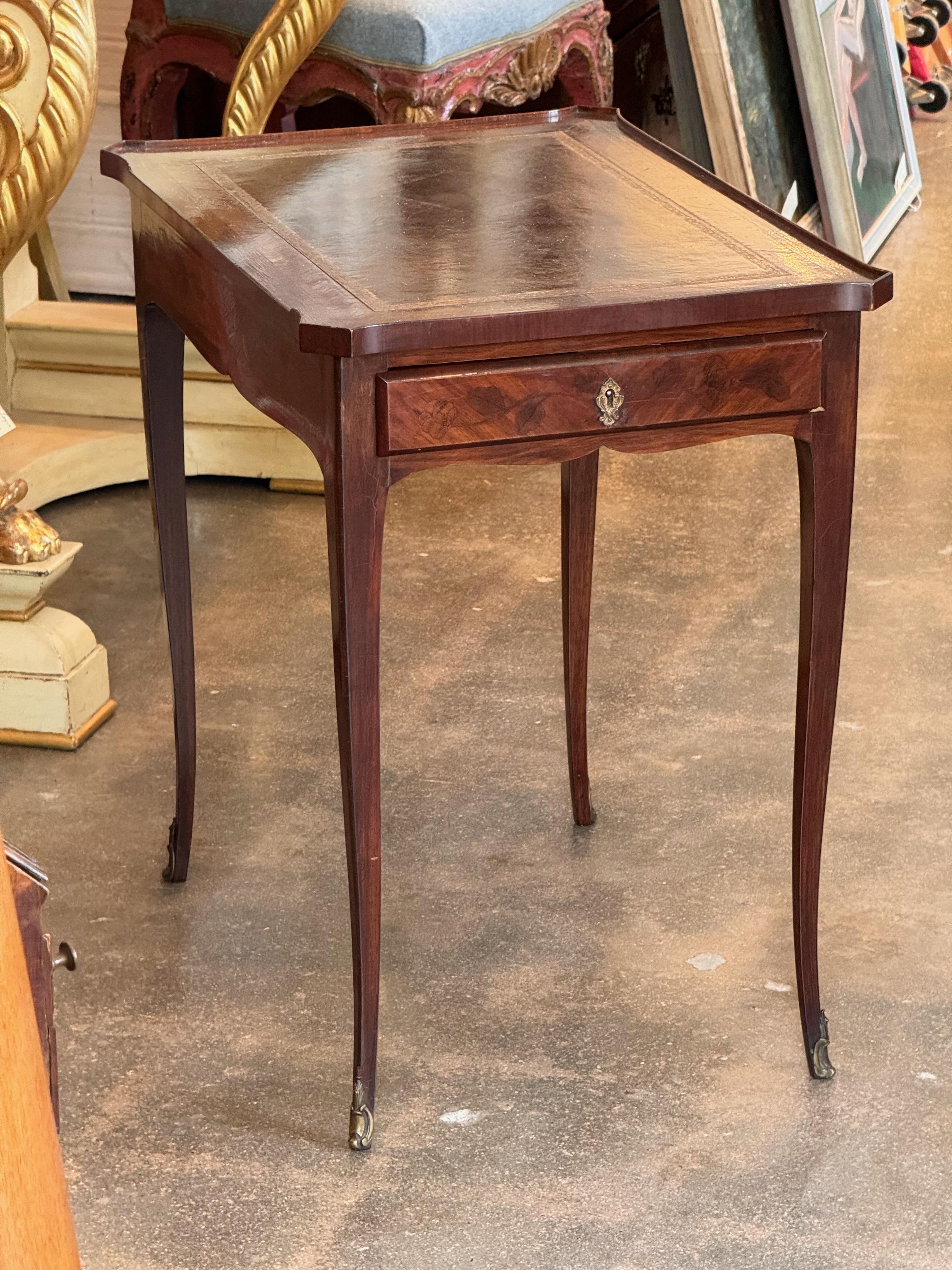 A lovely side table. It has a drawer.