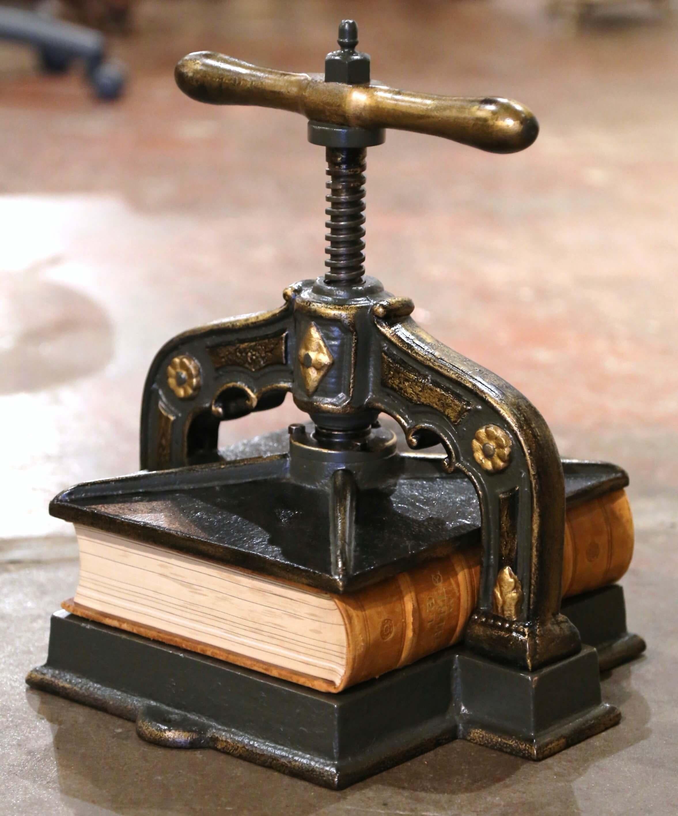 Cette élégante presse à relier le papier a été forgée en France, vers 1870. Le 