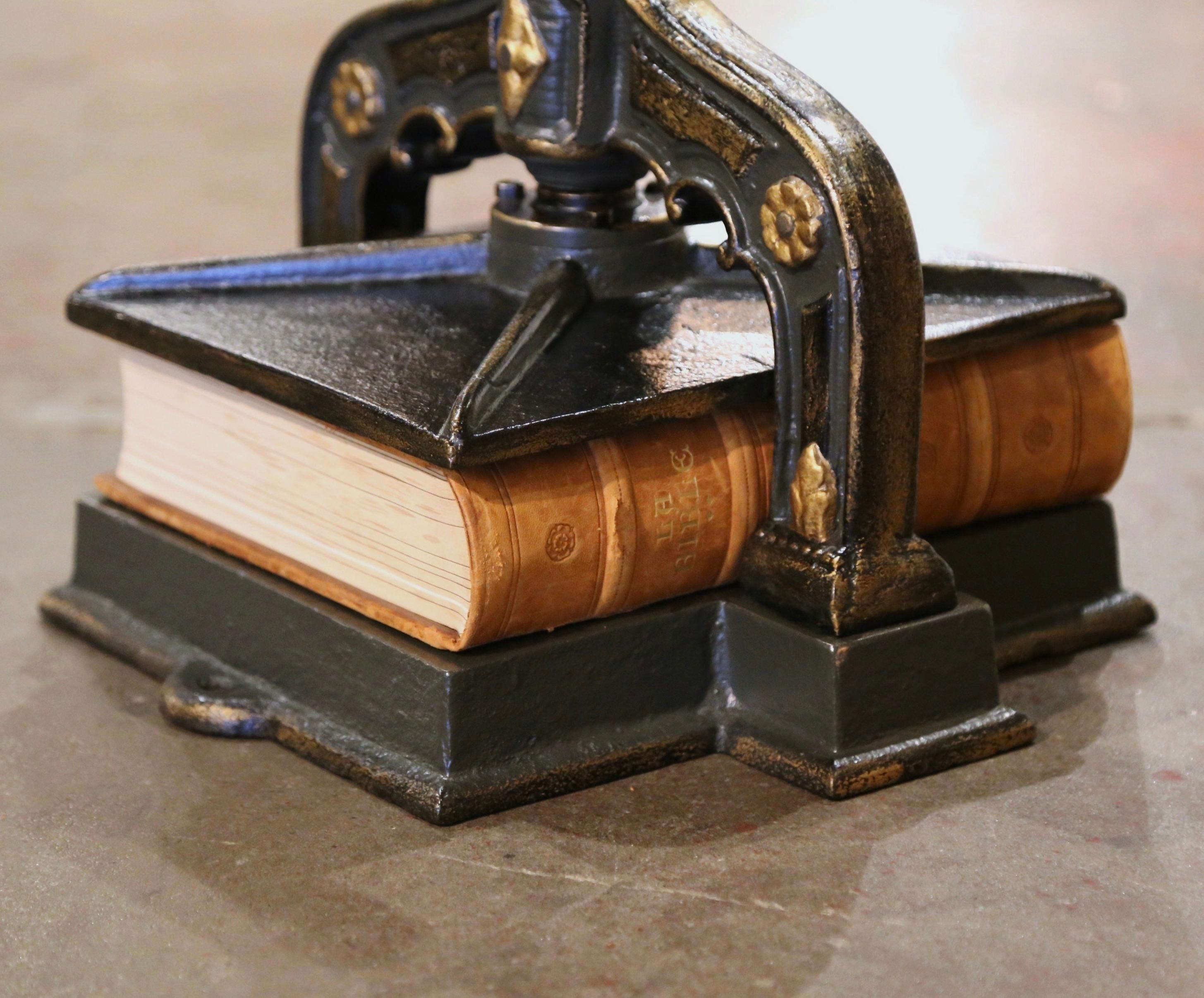 XIXe siècle Presse à relier les livres en fer forgé et peinture dorée du 19ème siècle en vente