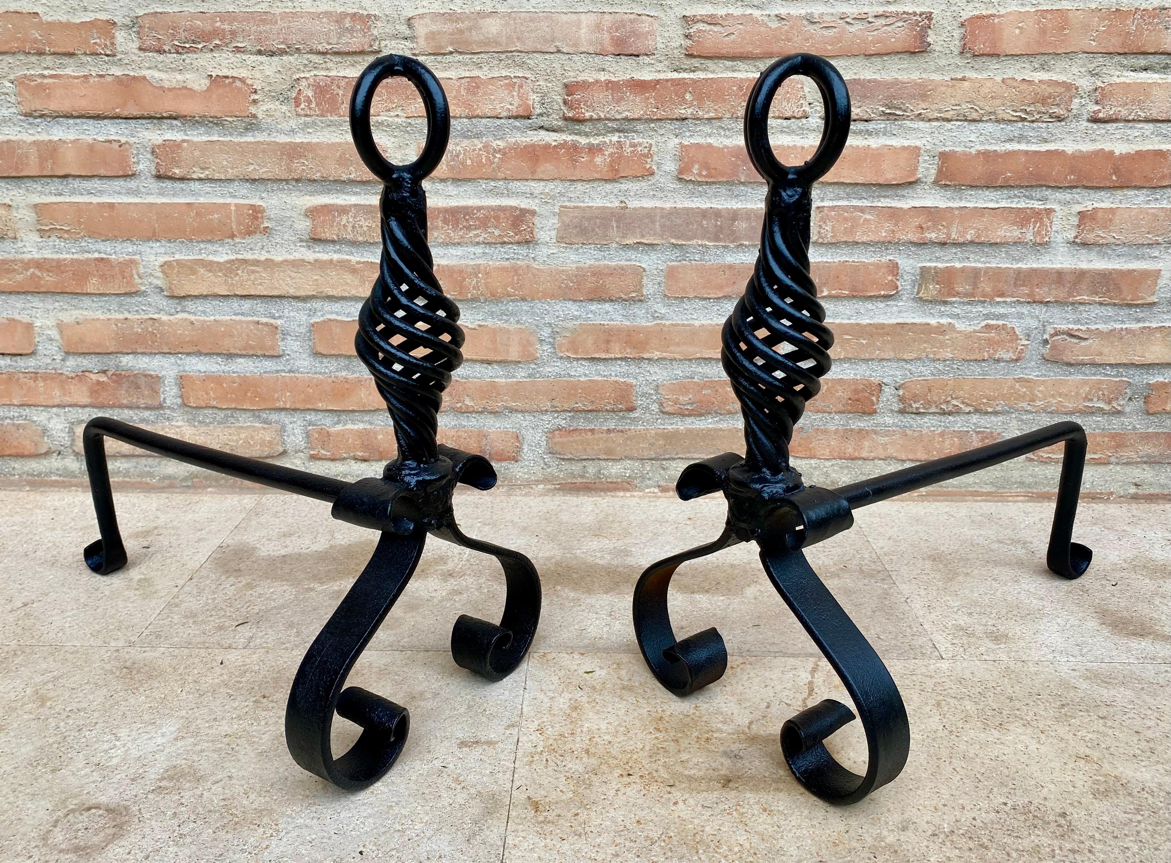 Rara coppia di piccoli candelabri in ferro battuto con terminali decorativi in ottone.