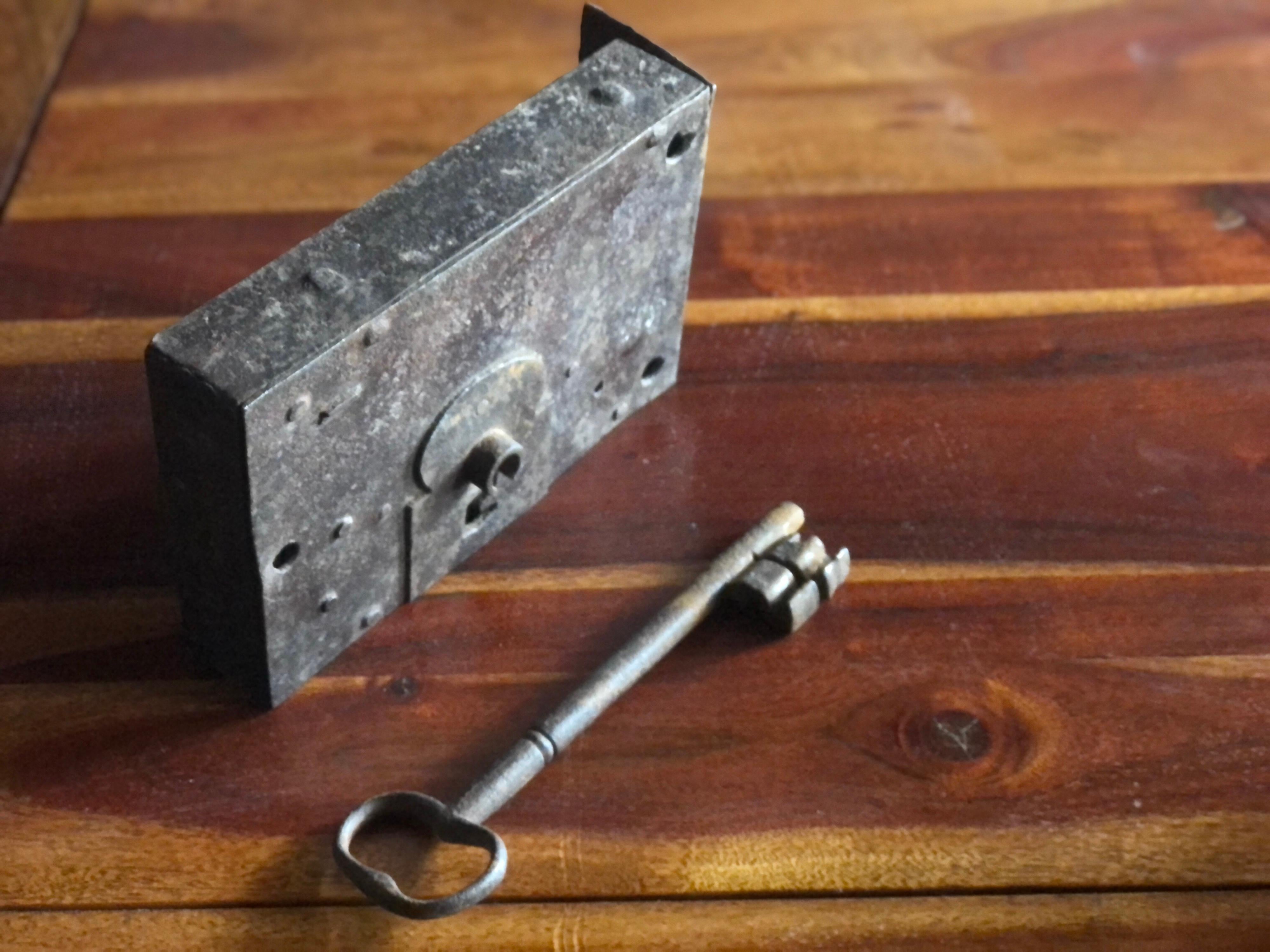 Français Serrure ancienne en fer forgé français du 19ème siècle avec clé d'origine en vente