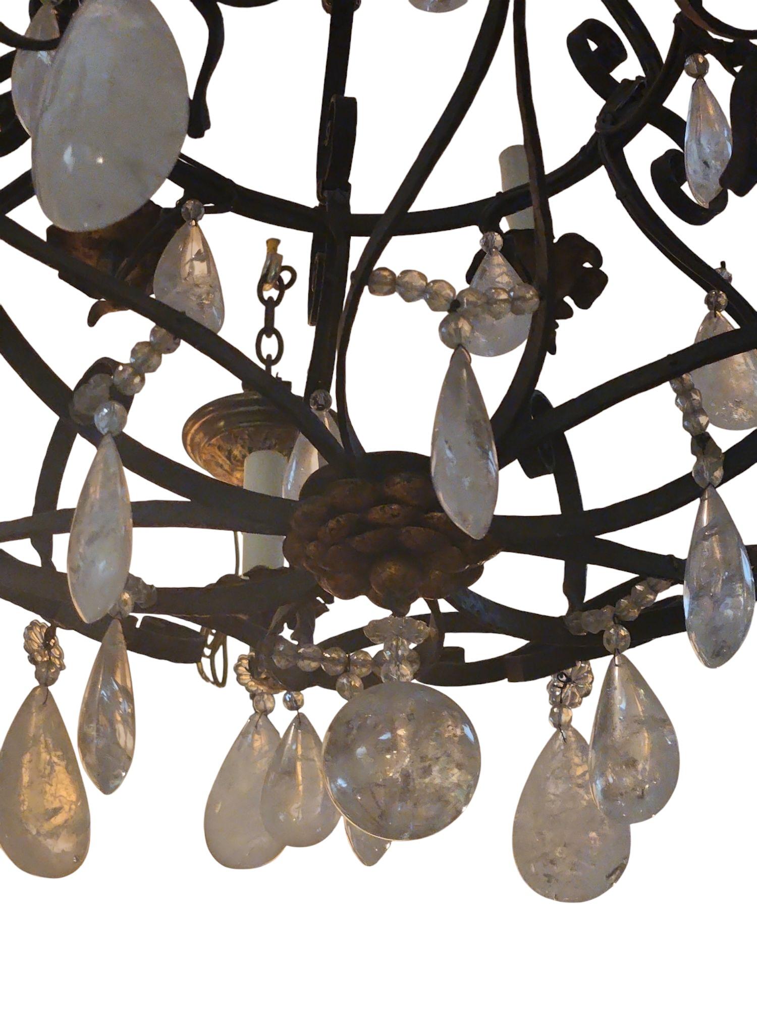 Provincial français Lustre en fer forgé et cristal de roche du 19ème siècle en vente