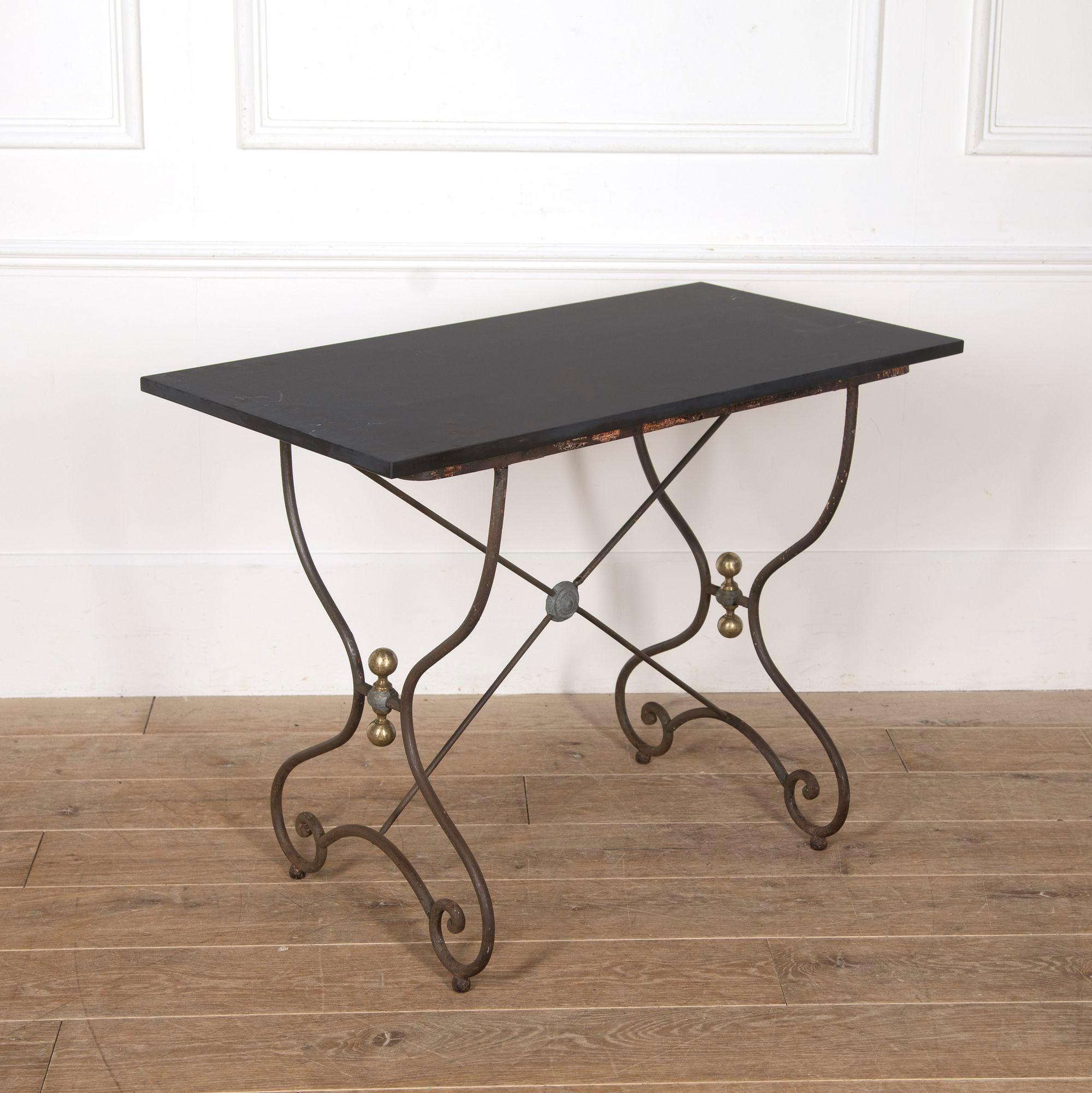 Table en fer forgé du 19ème siècle avec plateau en ardoise. Cette merveilleuse table de café a une magnifique base en fer forgé avec une menuiserie en plomb. Les menuiseries sont décorées de boules en laiton. Les Français ont excellé dans le domaine