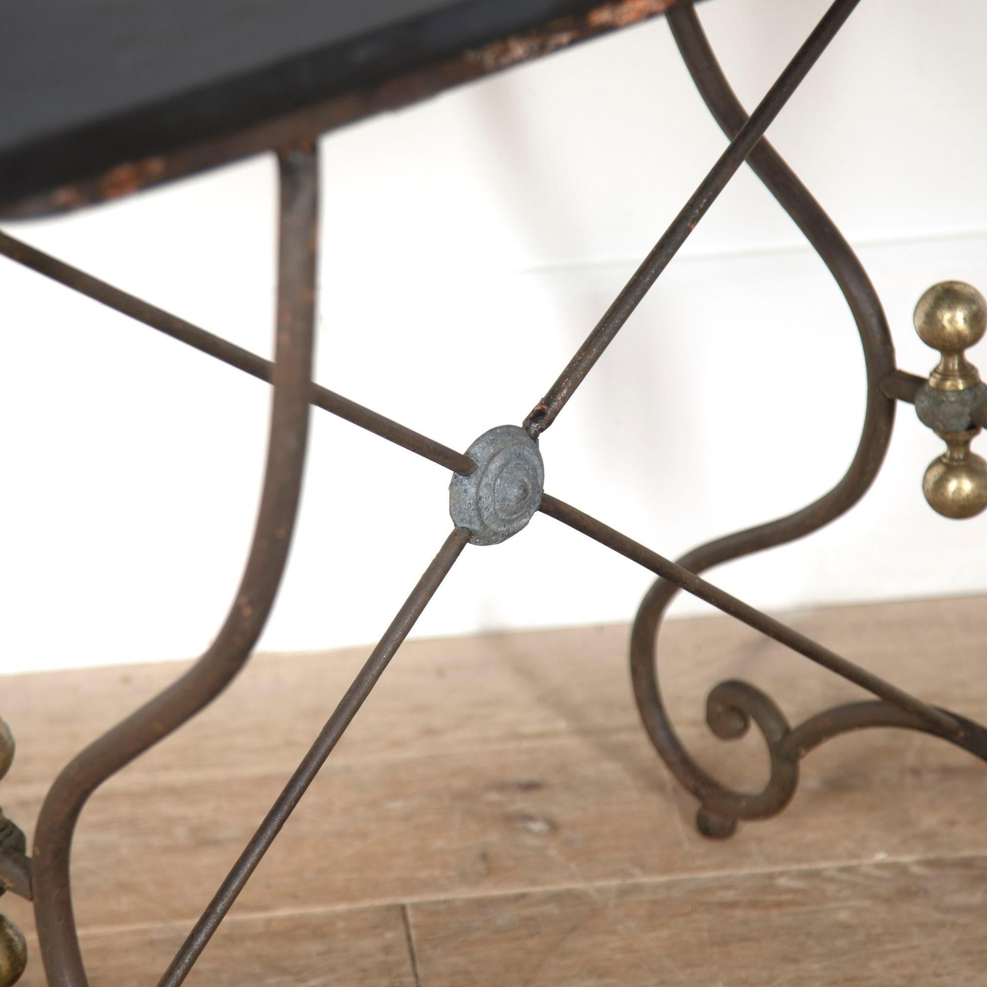Table en fer forgé français du 19ème siècle avec plateau en ardoise Bon état - En vente à Gloucestershire, GB