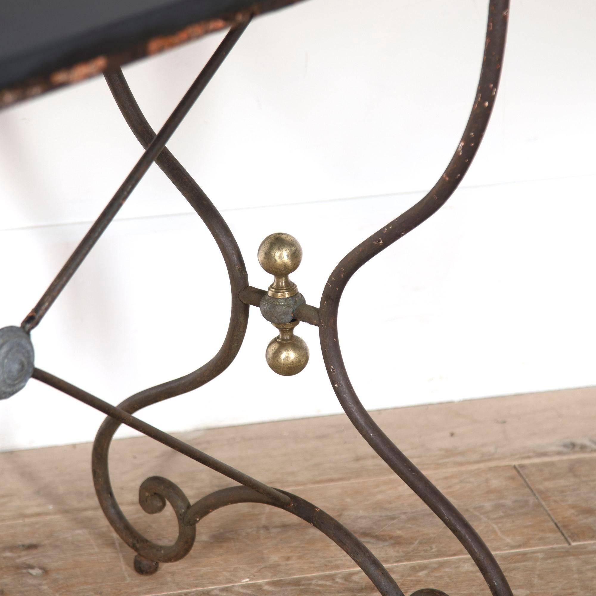 XIXe siècle Table en fer forgé français du 19ème siècle avec plateau en ardoise en vente