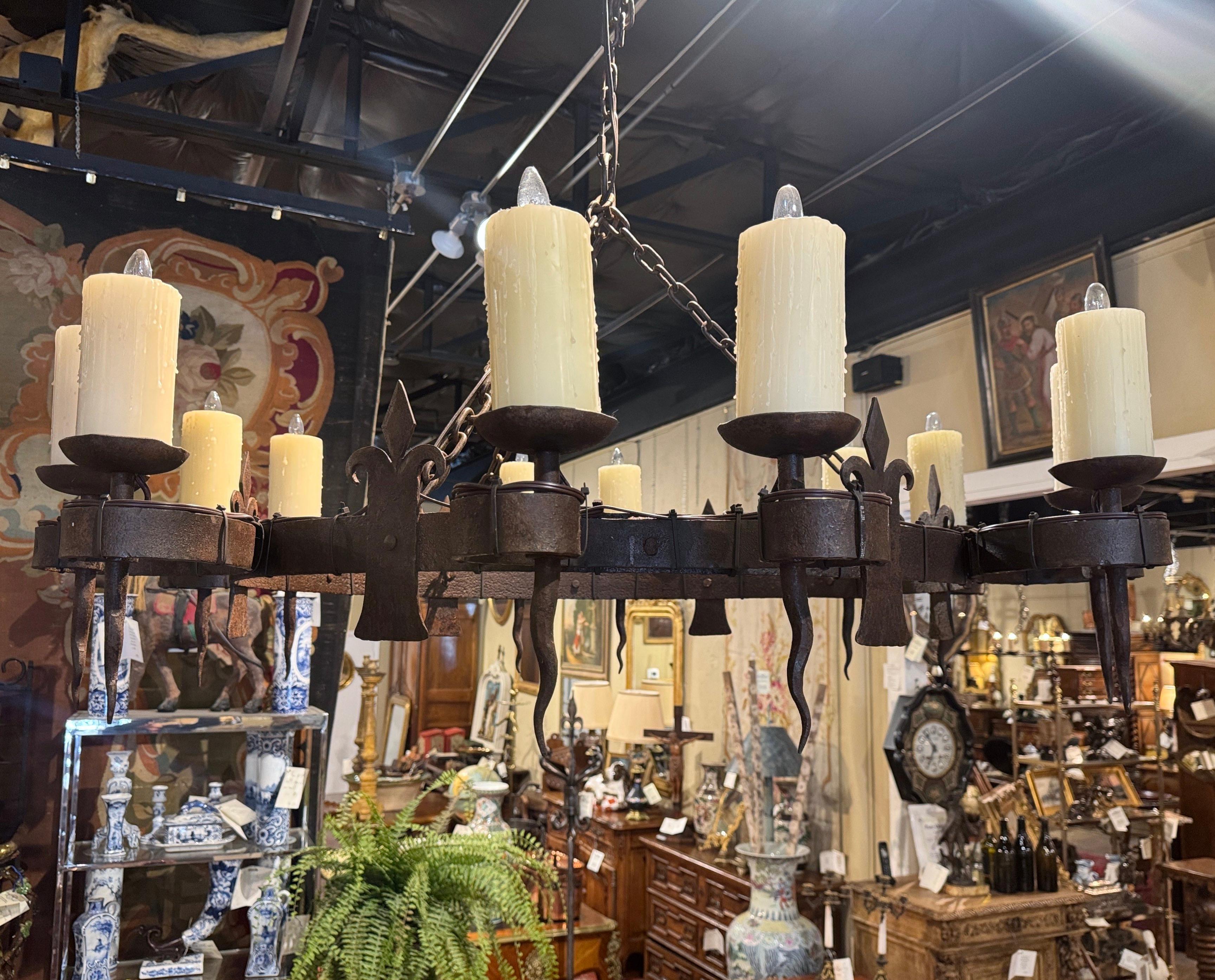 Forgiato Lampadario a dodici luci in ferro battuto del XIX secolo francese con fiori di lino in vendita