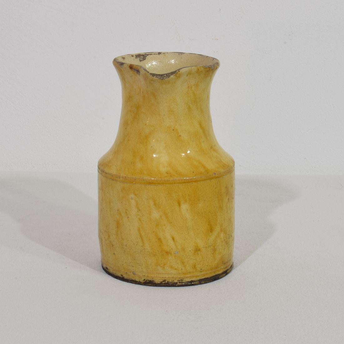 19th Century, French Yellow Glazed Earthenware Water Jug In Good Condition For Sale In Buisson, FR