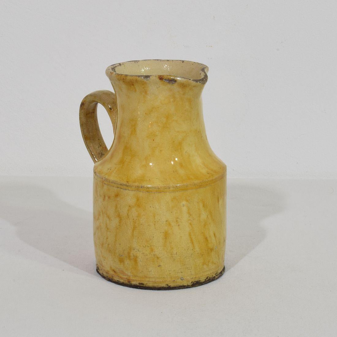 Vernissé Cruche à eau en faïence française à glaçure jaune du 19e siècle en vente