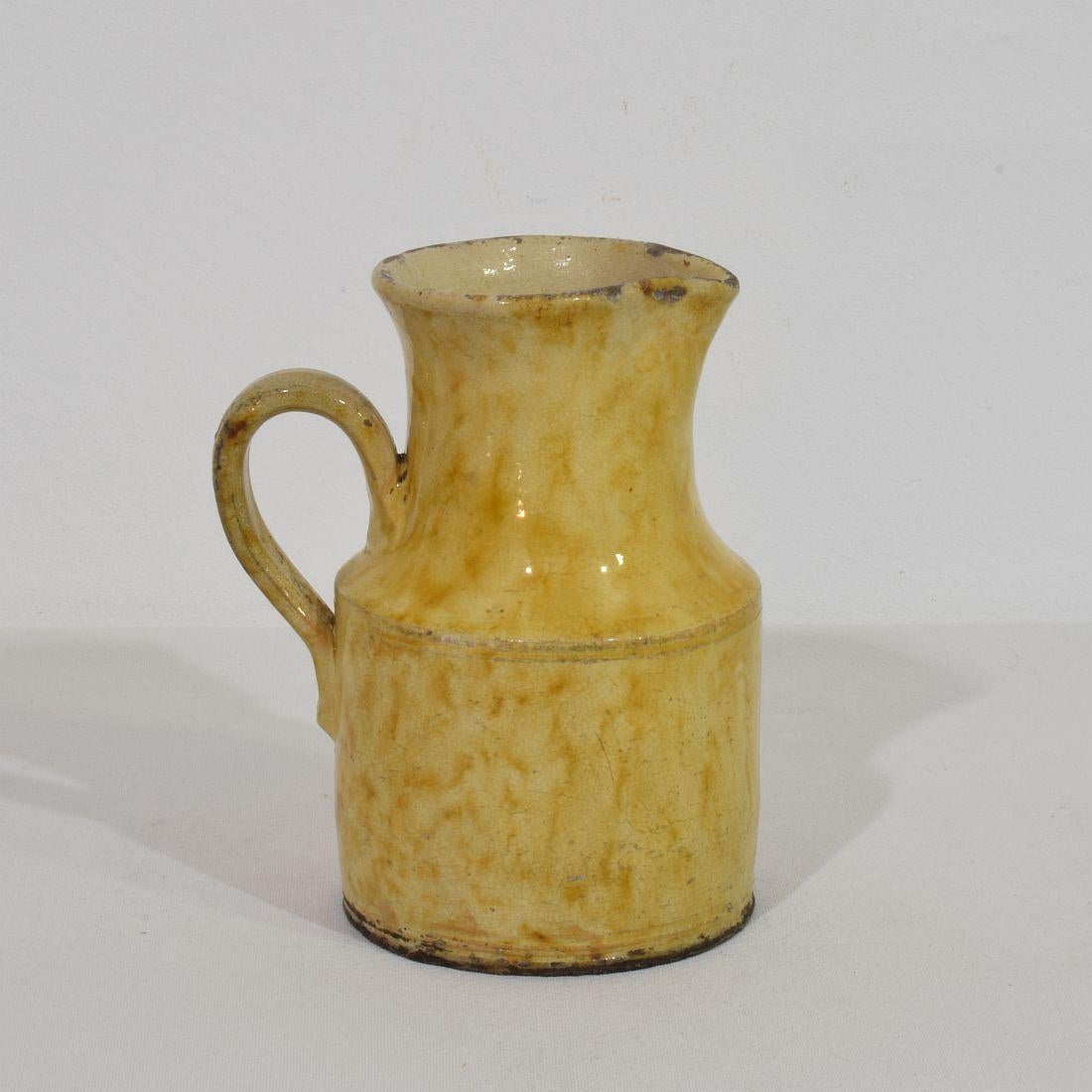 Siglo XIX, Jarro de agua francés de barro vidriado amarillo Provincial francés en venta
