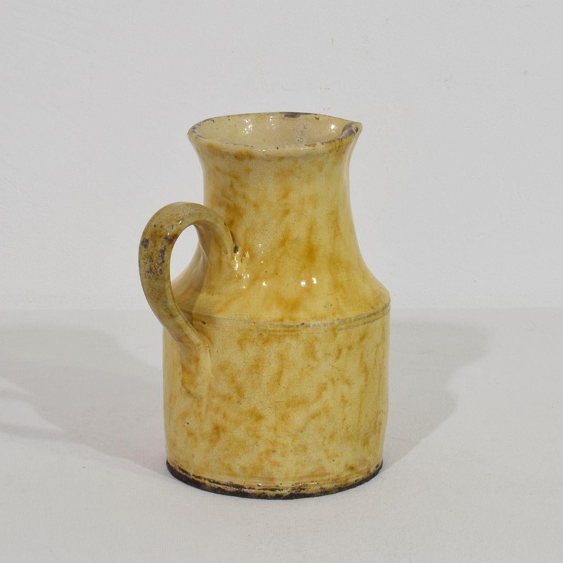 XIXe siècle Cruche à eau en faïence française à glaçure jaune du 19e siècle en vente