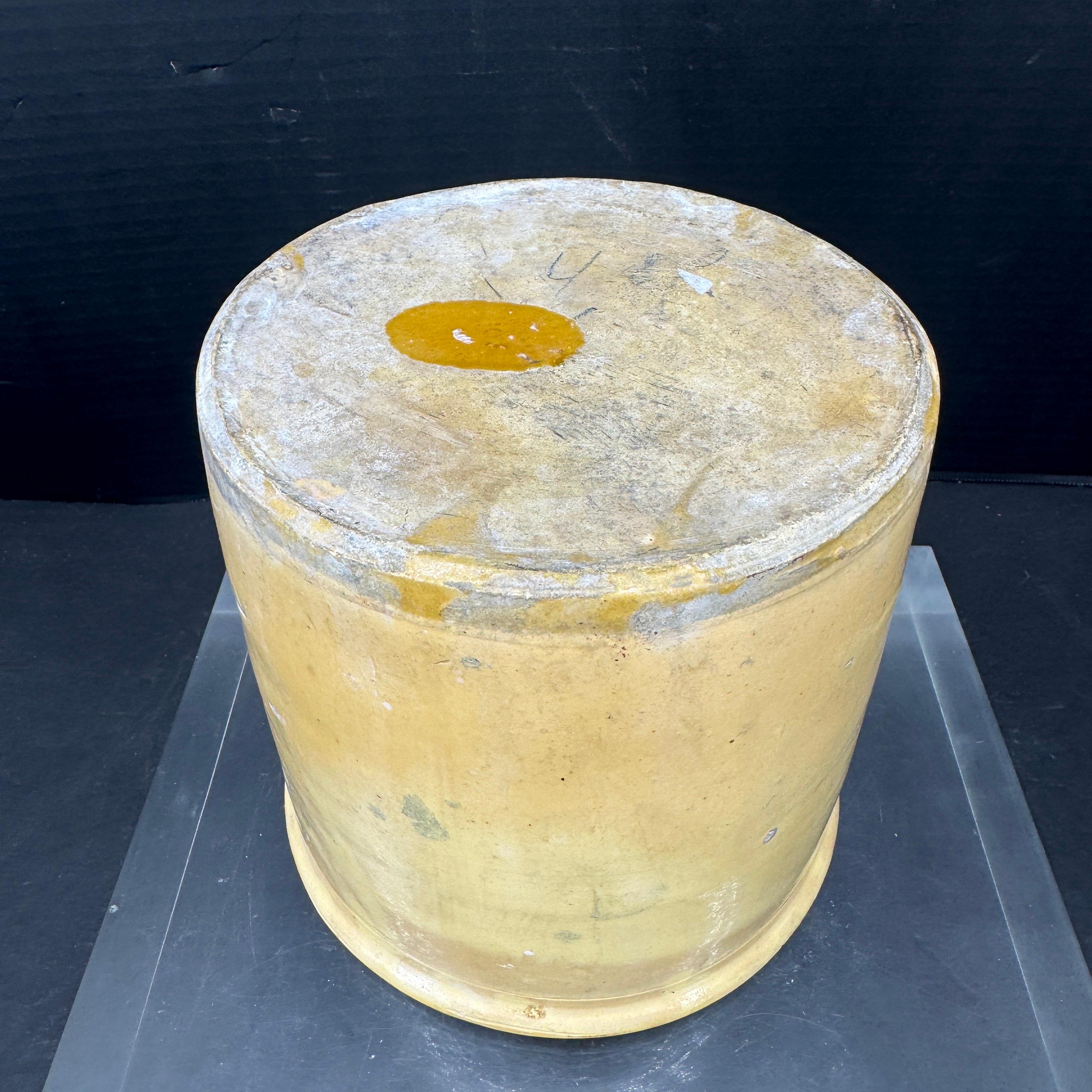 Pot français du 19ème siècle émaillé jaune de Provence en vente 2