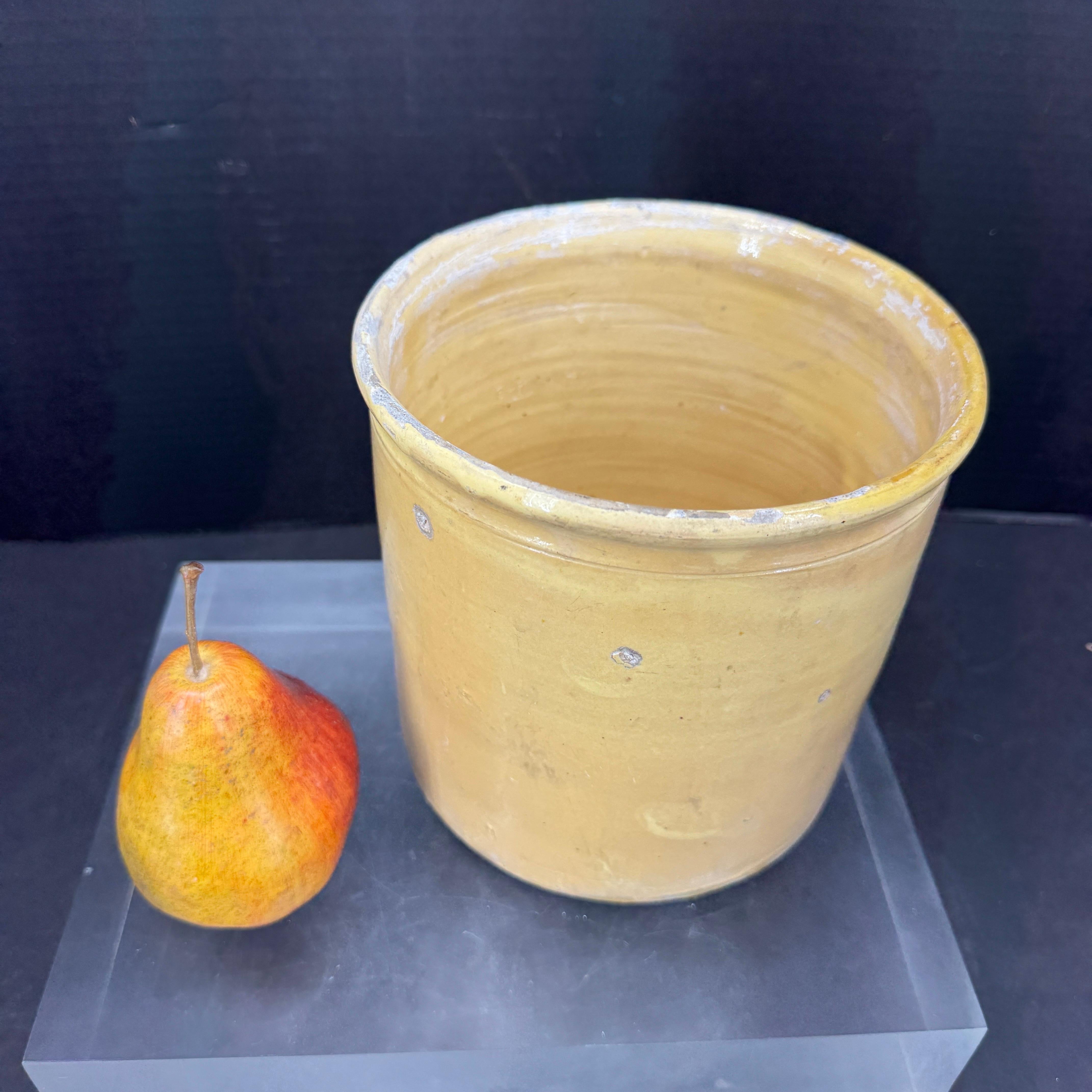 Pot français du 19ème siècle émaillé jaune de Provence en vente 3