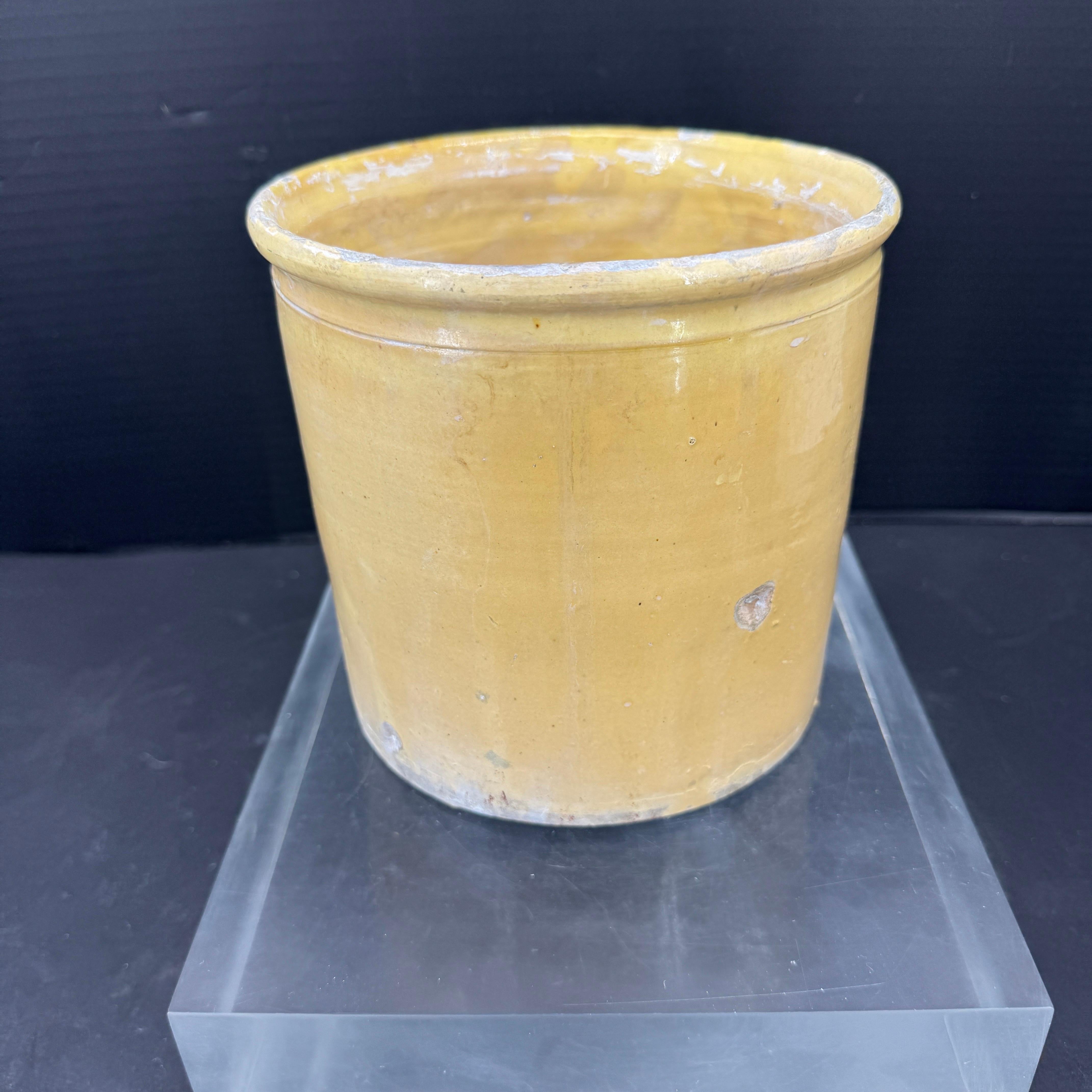 Provincial français Pot français du 19ème siècle émaillé jaune de Provence en vente