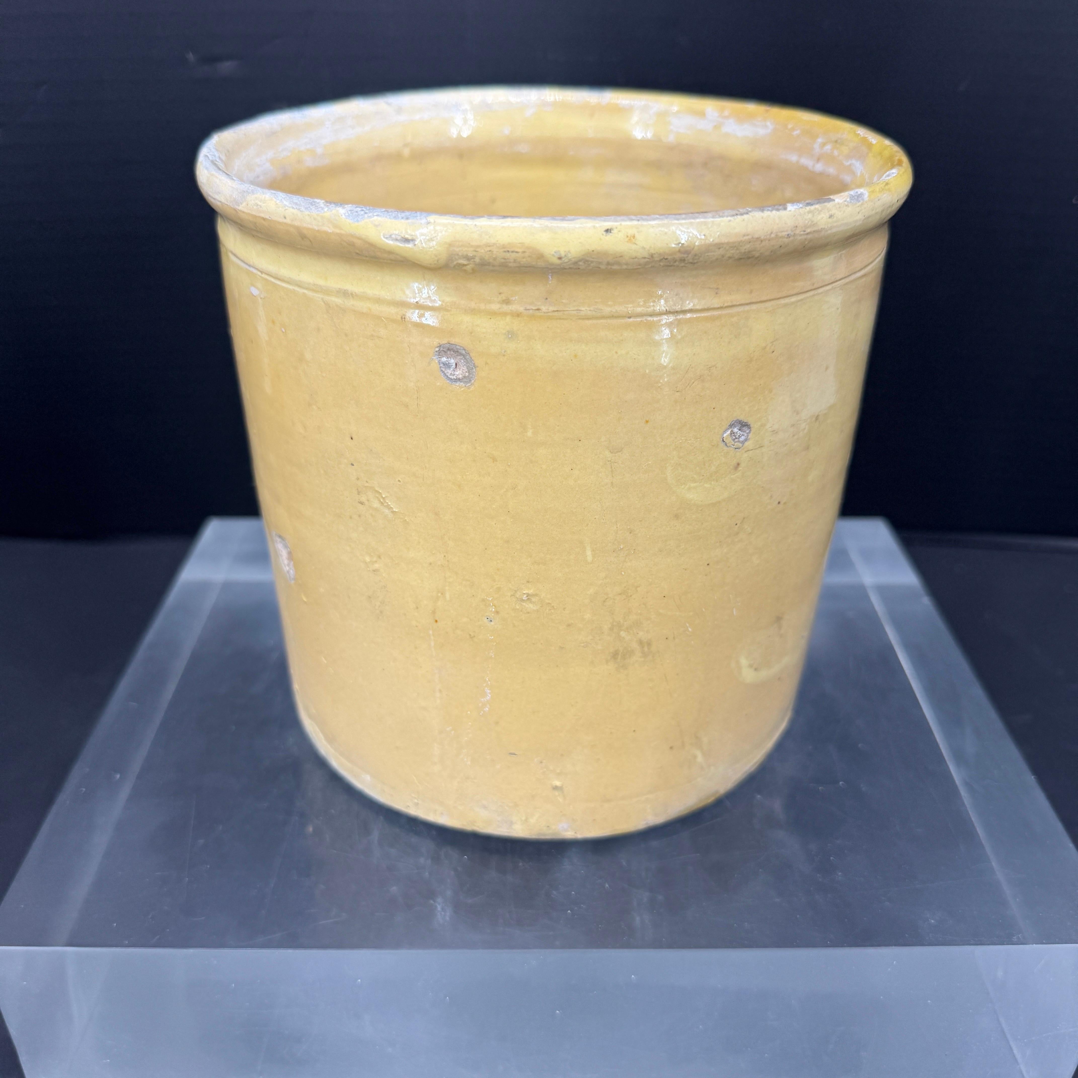 Français Pot français du 19ème siècle émaillé jaune de Provence en vente