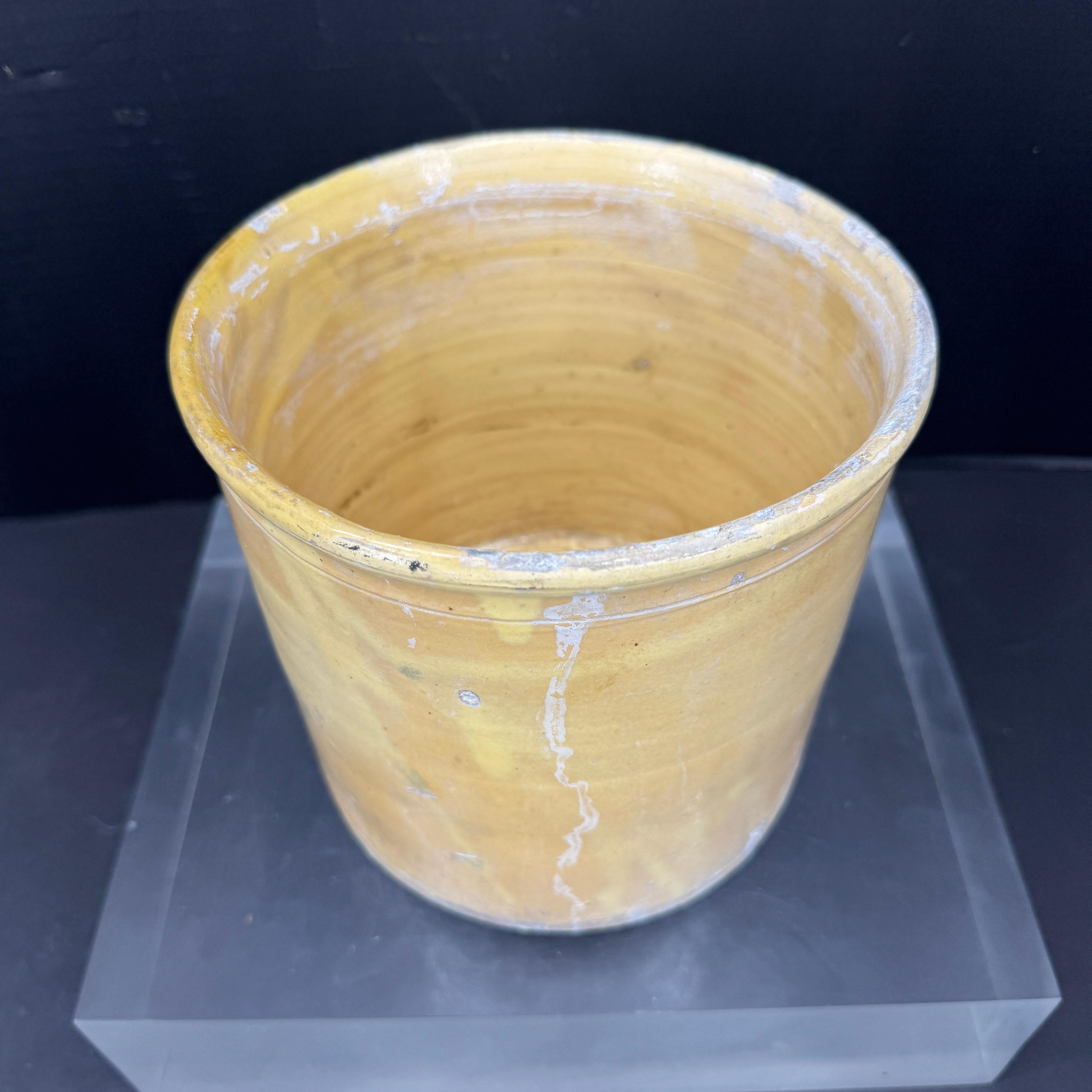 Vernissé Pot français du 19ème siècle émaillé jaune de Provence en vente