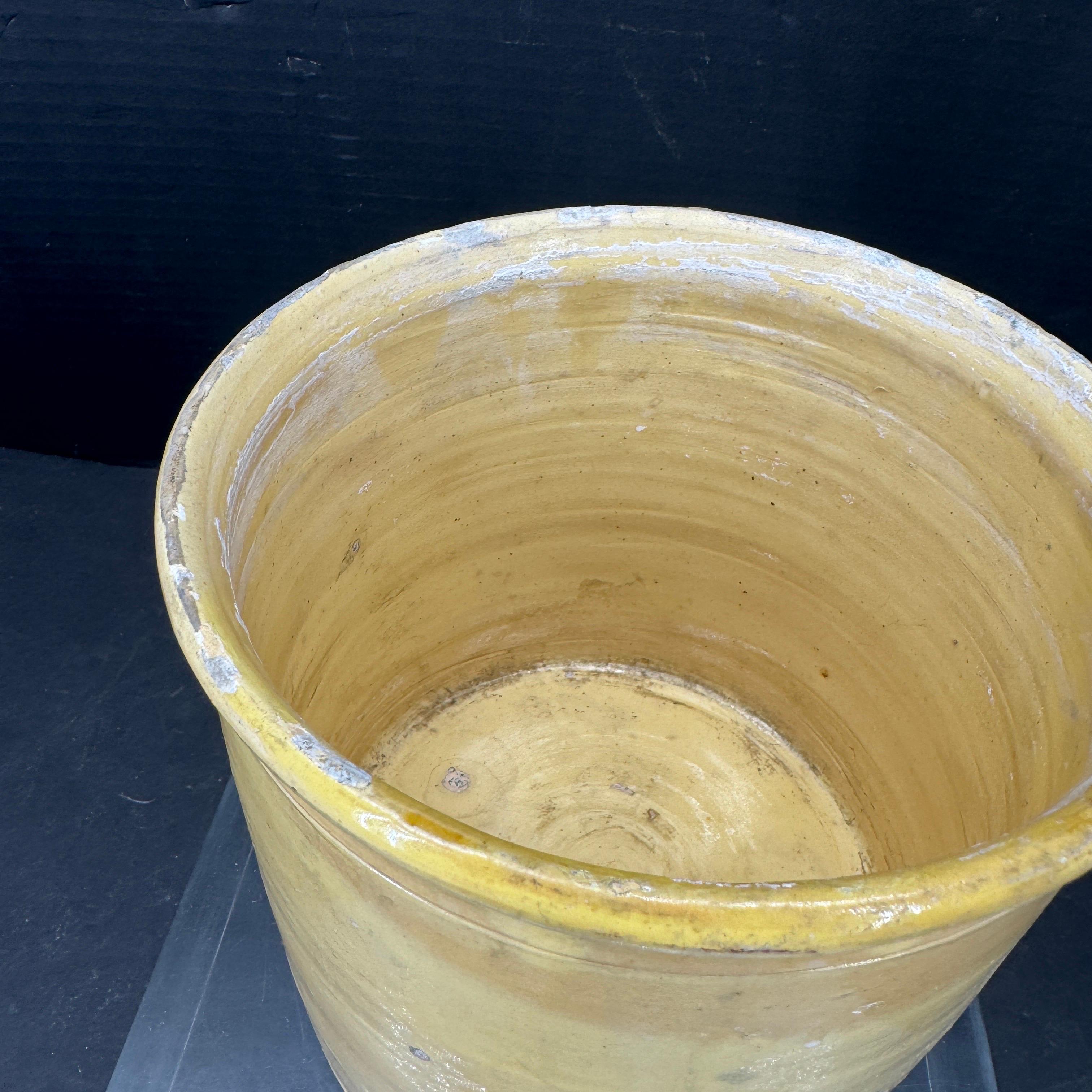 Pot français du 19ème siècle émaillé jaune de Provence Bon état - En vente à Haddonfield, NJ