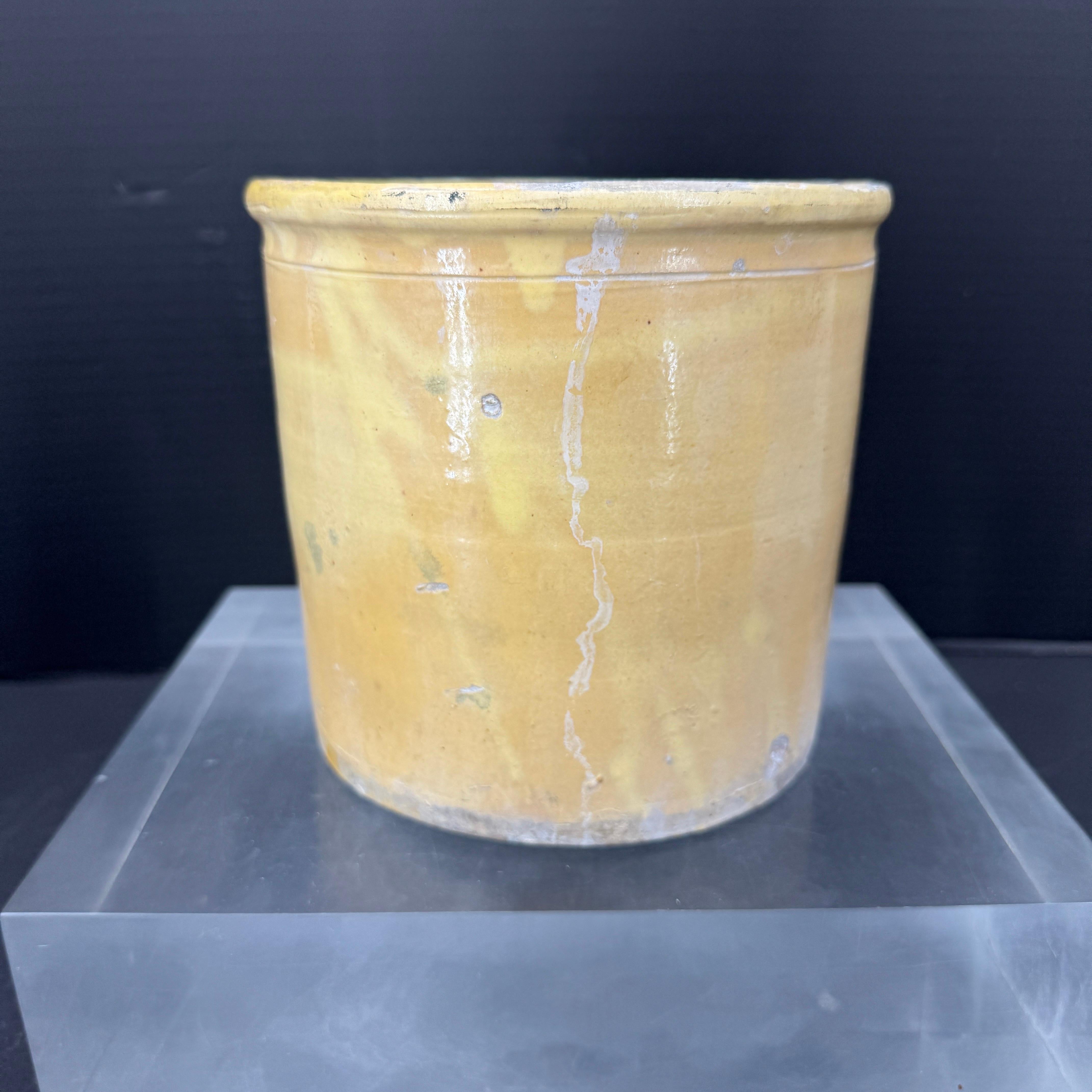XIXe siècle Pot français du 19ème siècle émaillé jaune de Provence en vente