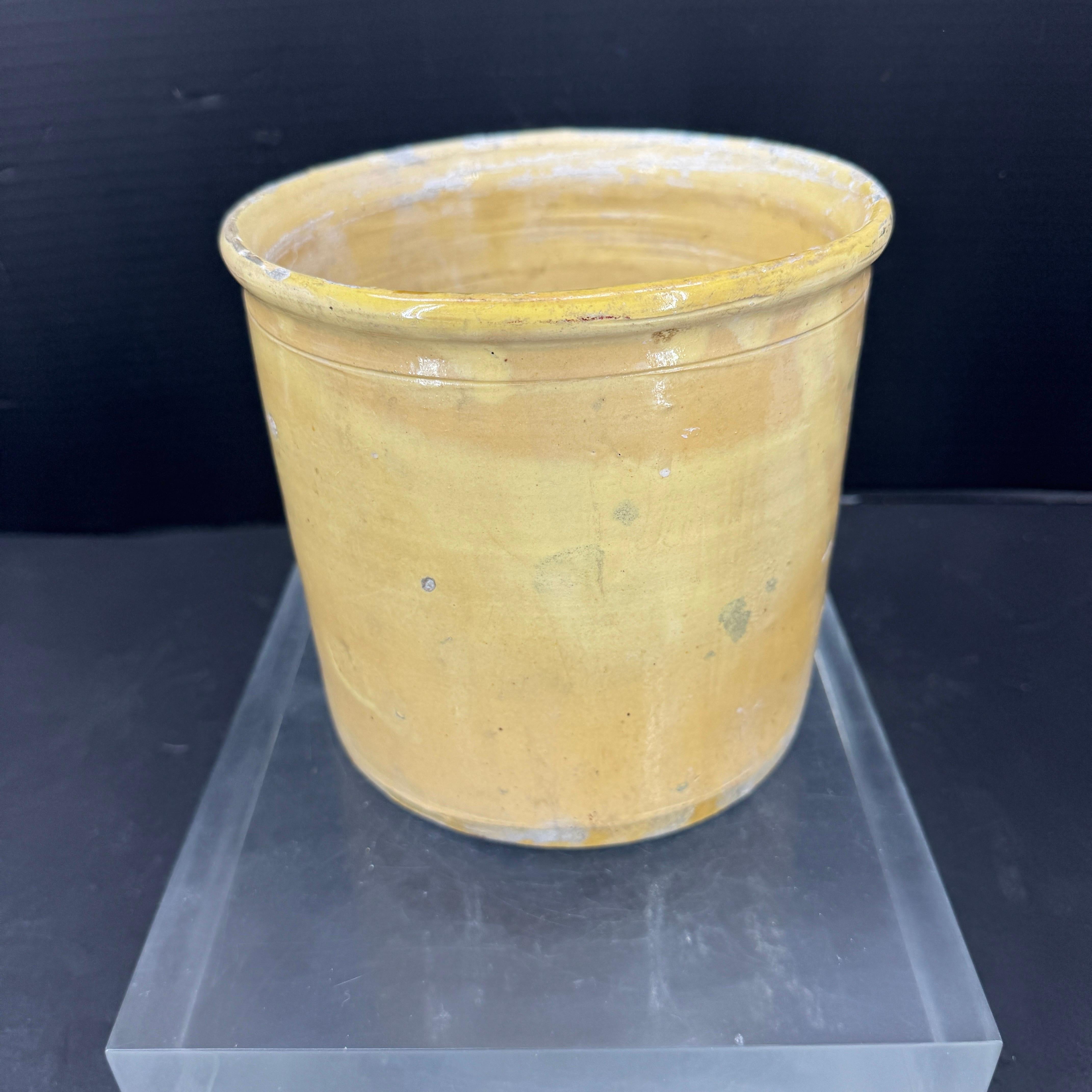 Céramique Pot français du 19ème siècle émaillé jaune de Provence en vente