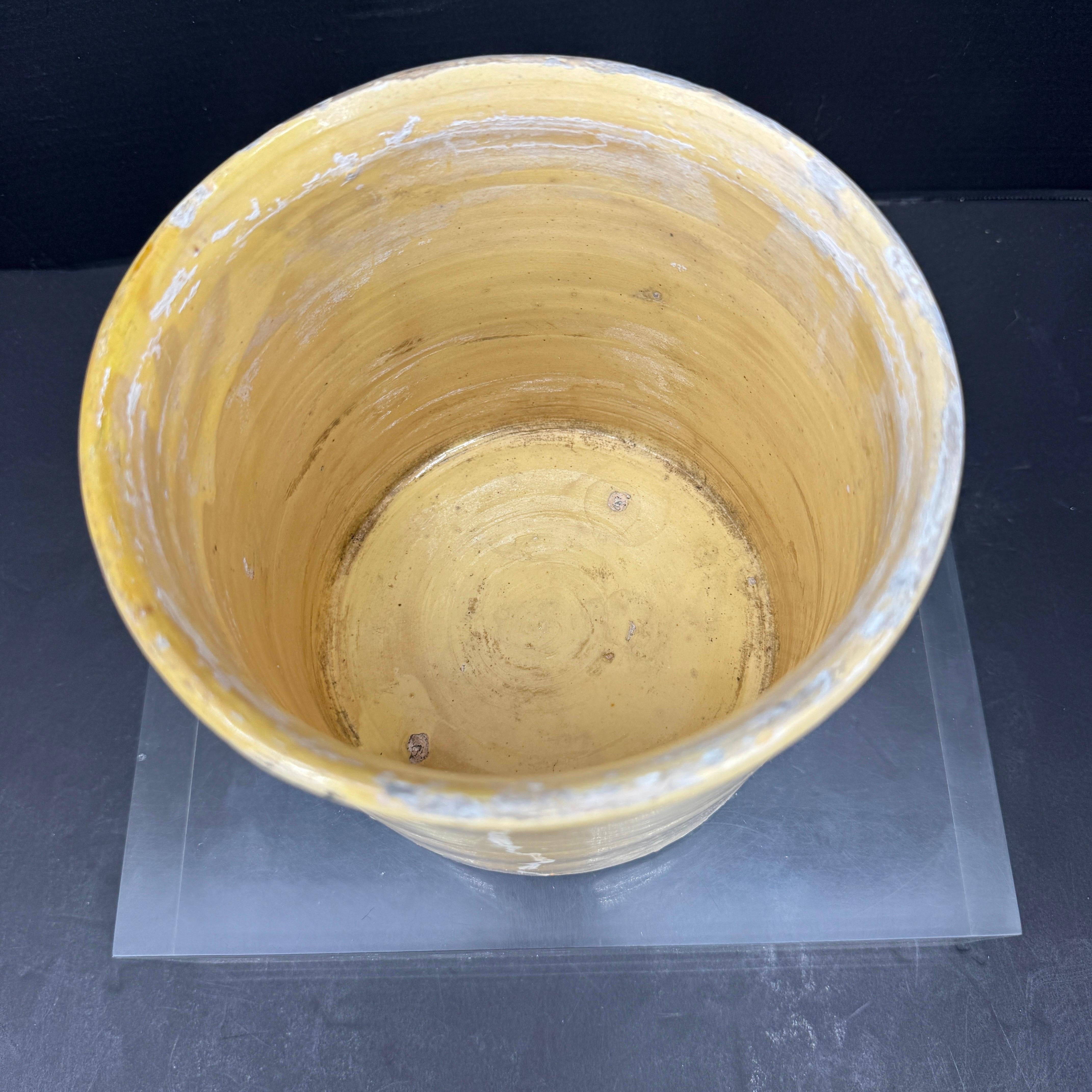 Pot français du 19ème siècle émaillé jaune de Provence en vente 1