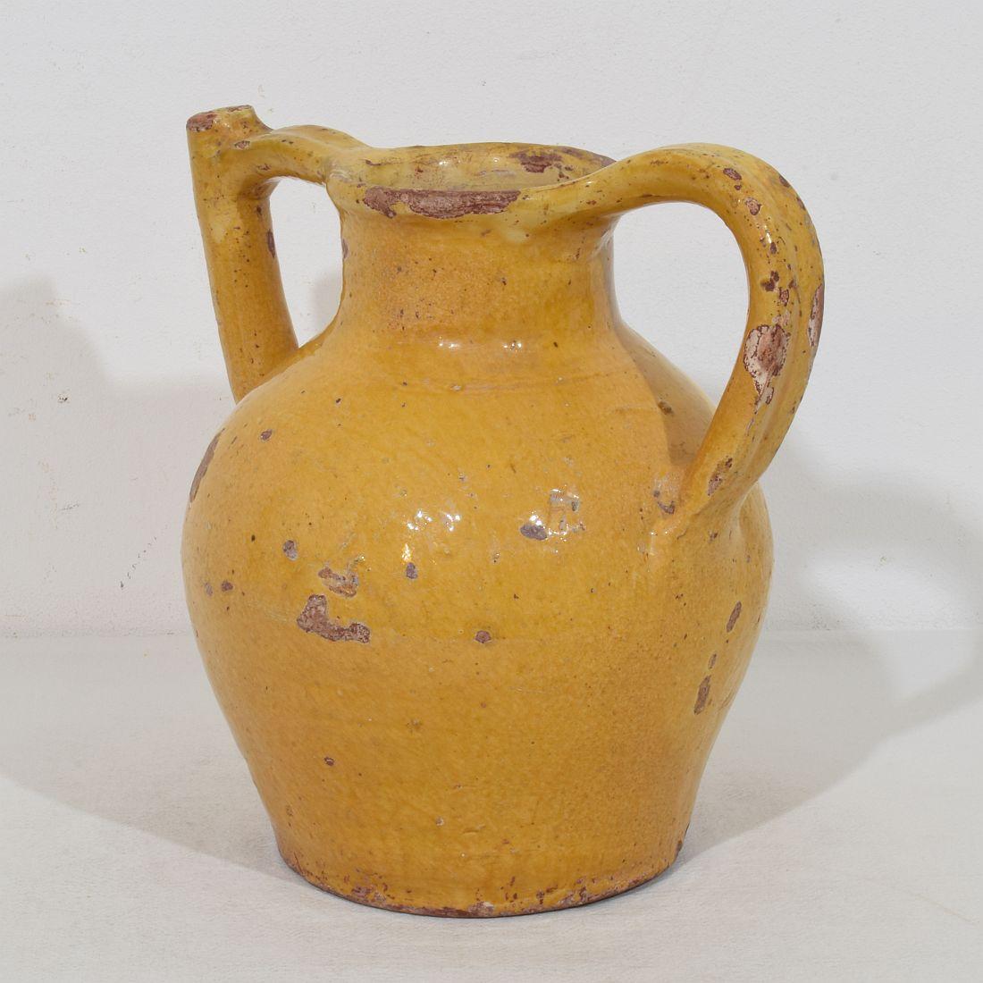 Vernissé Cruche en terre cuite à glaçure jaune du 19e siècle, 'Orjol'. en vente