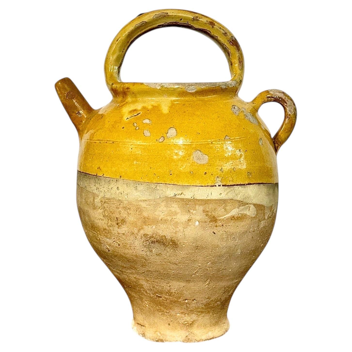 Jarra de agua francesa del siglo XIX de terracota esmaltada en amarillo en venta