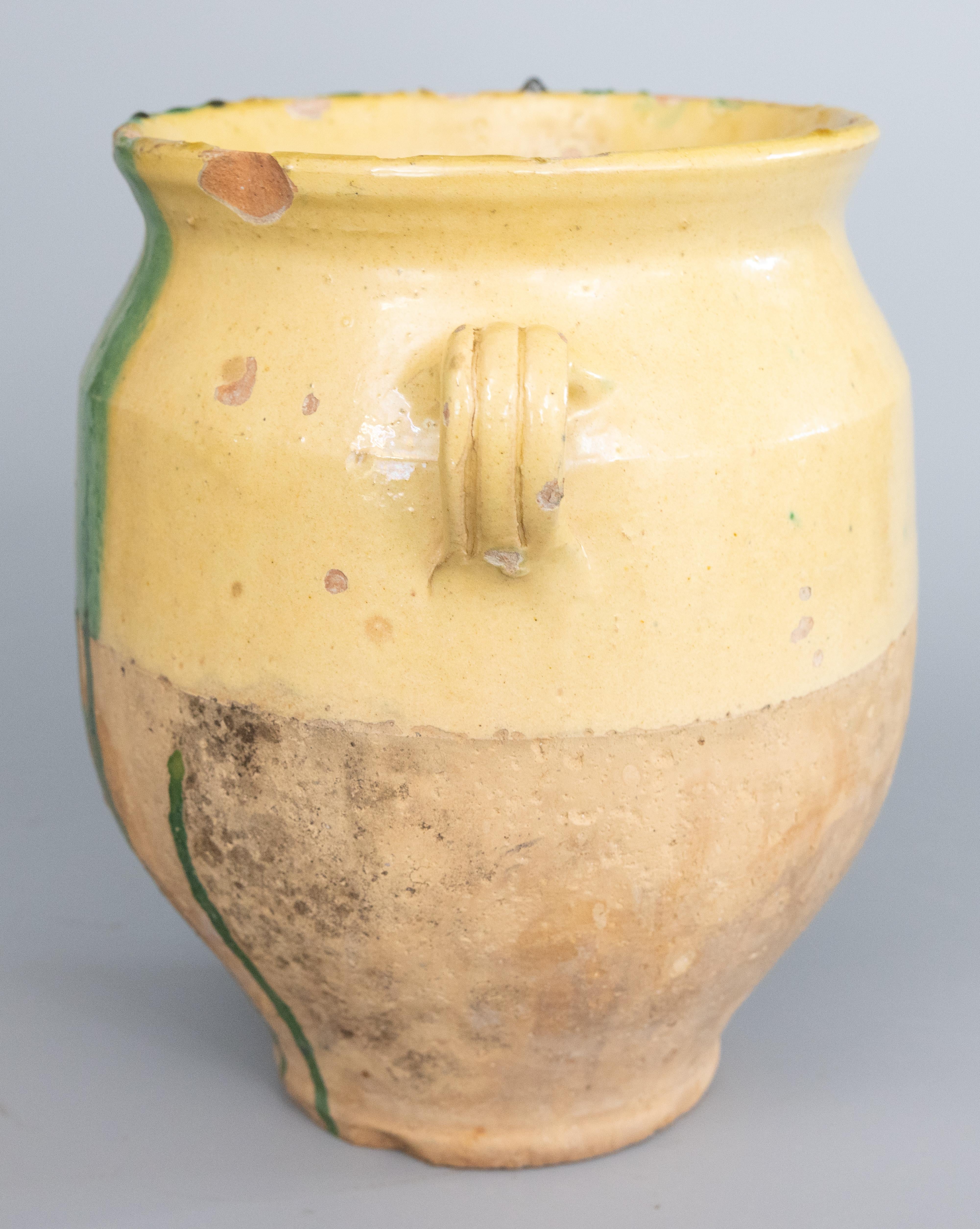 Rare pot à confit en terre cuite du 19ème siècle, avec une belle glaçure jaune et verte, provenant du South Antiques, Castelnaudary. La base comporte un trou de drainage. Il s'agit d'un pot à confiture très rare et de grande collection avec la