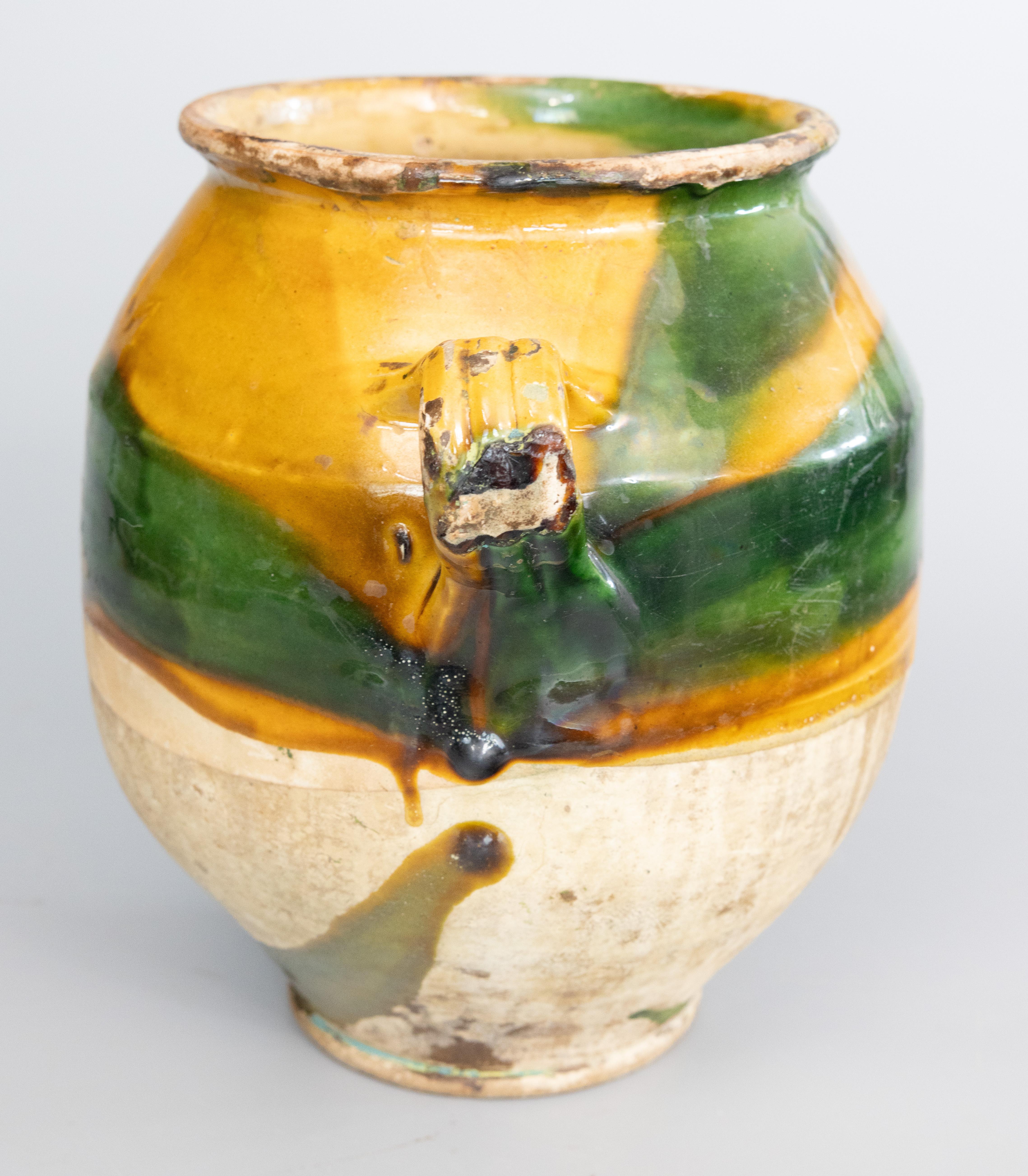 Rara pentola per confetture in terracotta francese del XIX secolo, con una bella smaltatura giallo senape e verde a volute, proveniente dal Sud della Francia, Castelnaudary. Si tratta di una pentola per confetture molto rara e da collezione con lo