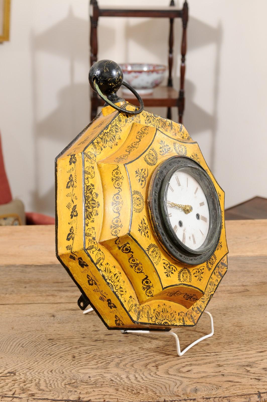 Français Horloge murale en tôle peinte jaune du 19e siècle en vente