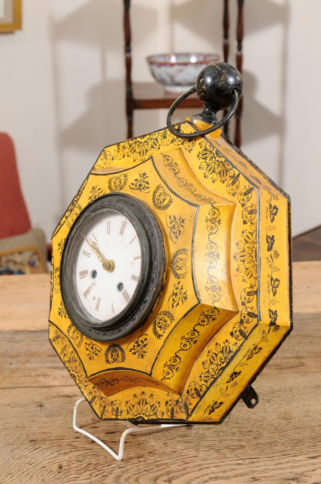 Horloge murale en tôle peinte jaune du 19e siècle Bon état - En vente à Atlanta, GA