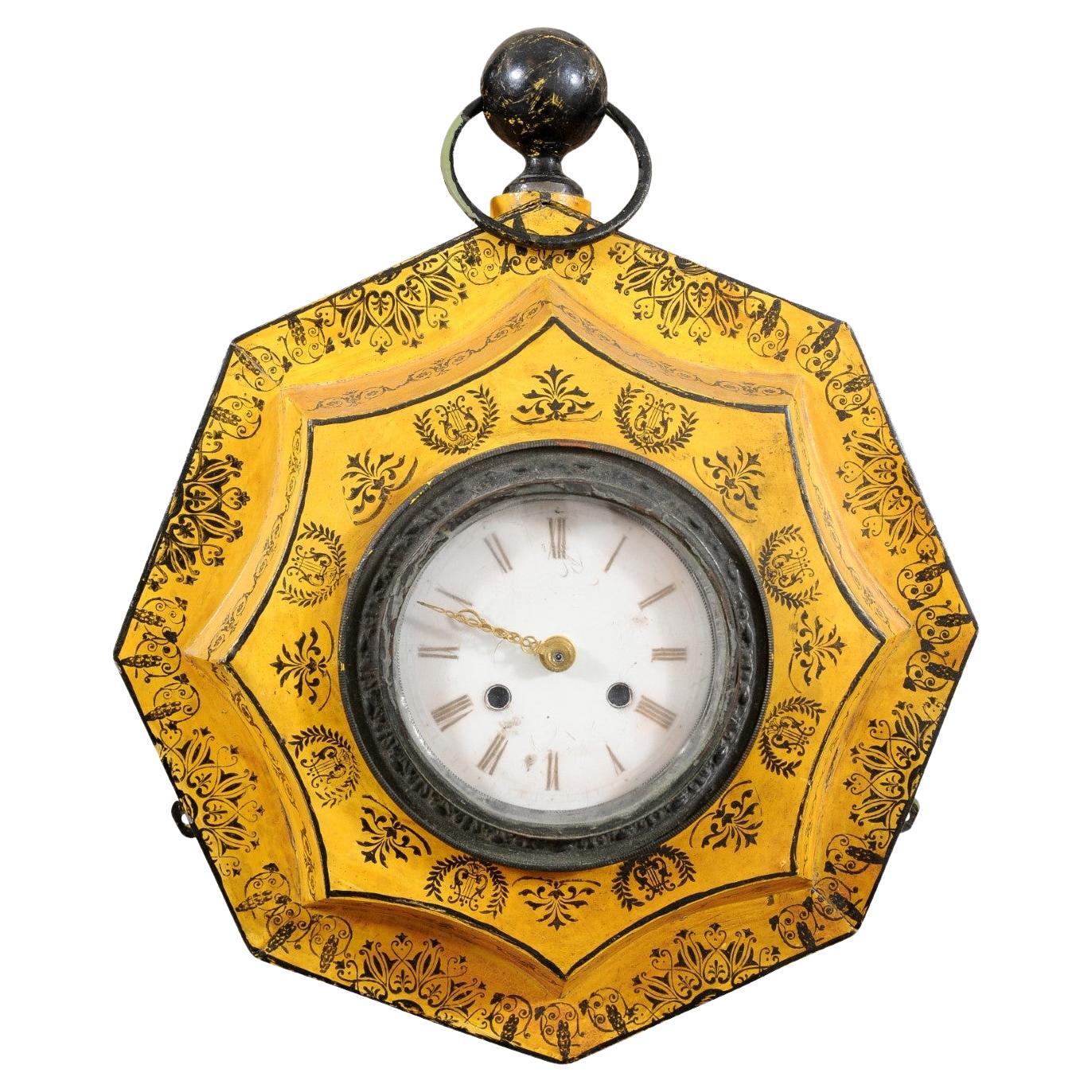 Horloge murale en tôle peinte jaune du 19e siècle