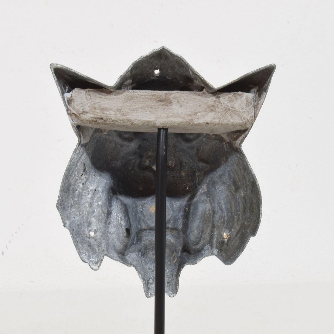 Frammento di testa mitica di leone e di lupo in zinco francese del XIX secolo in vendita 4