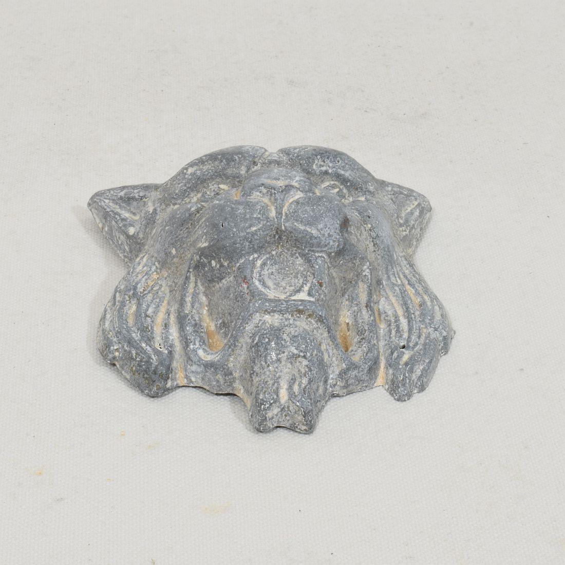 Frammento di testa mitica di leone e di lupo in zinco francese del XIX secolo in vendita 6