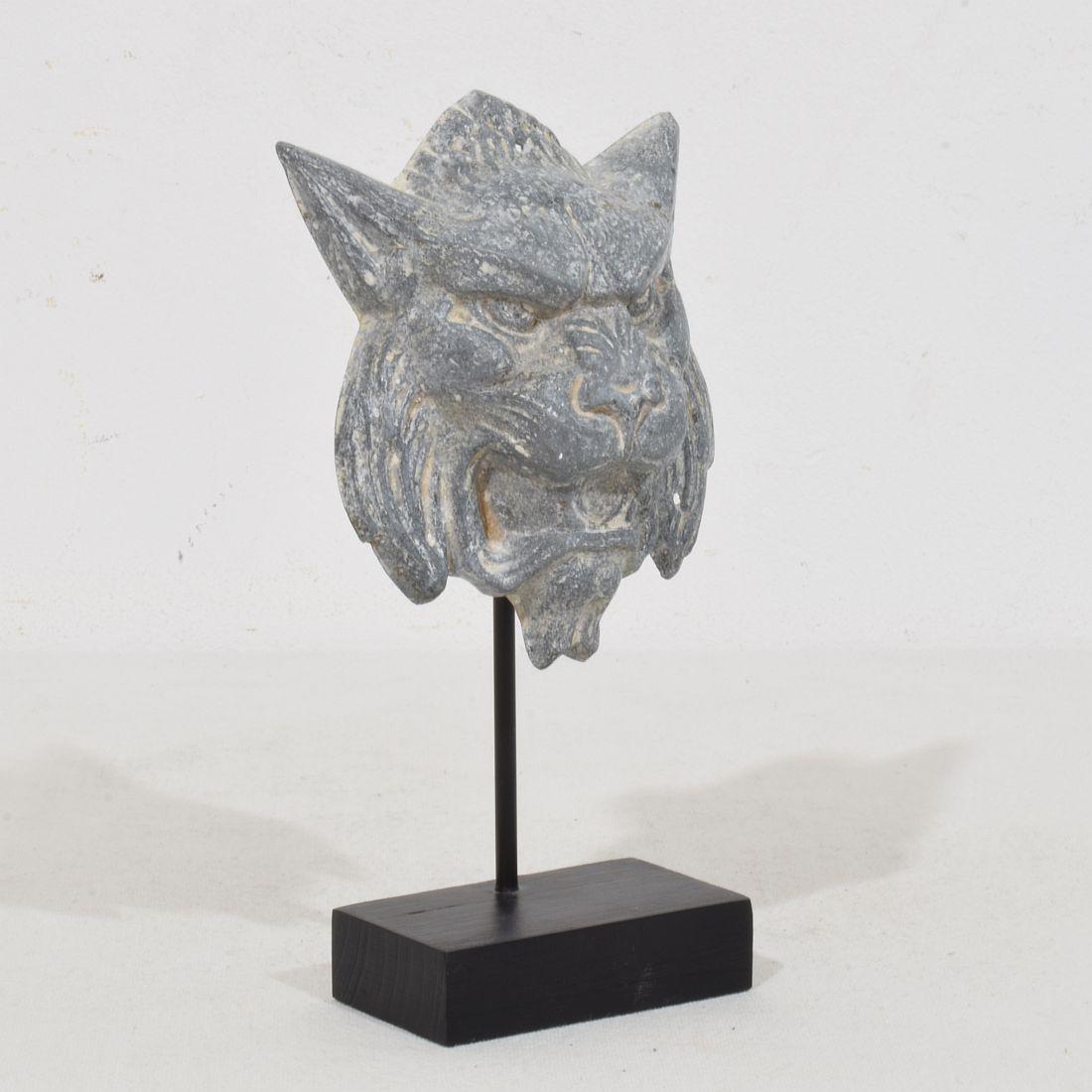 Französisches Zink-Fragment mit mythischem Löwen-Wolkenkopf aus dem 19. Jahrhundert (Handgefertigt) im Angebot